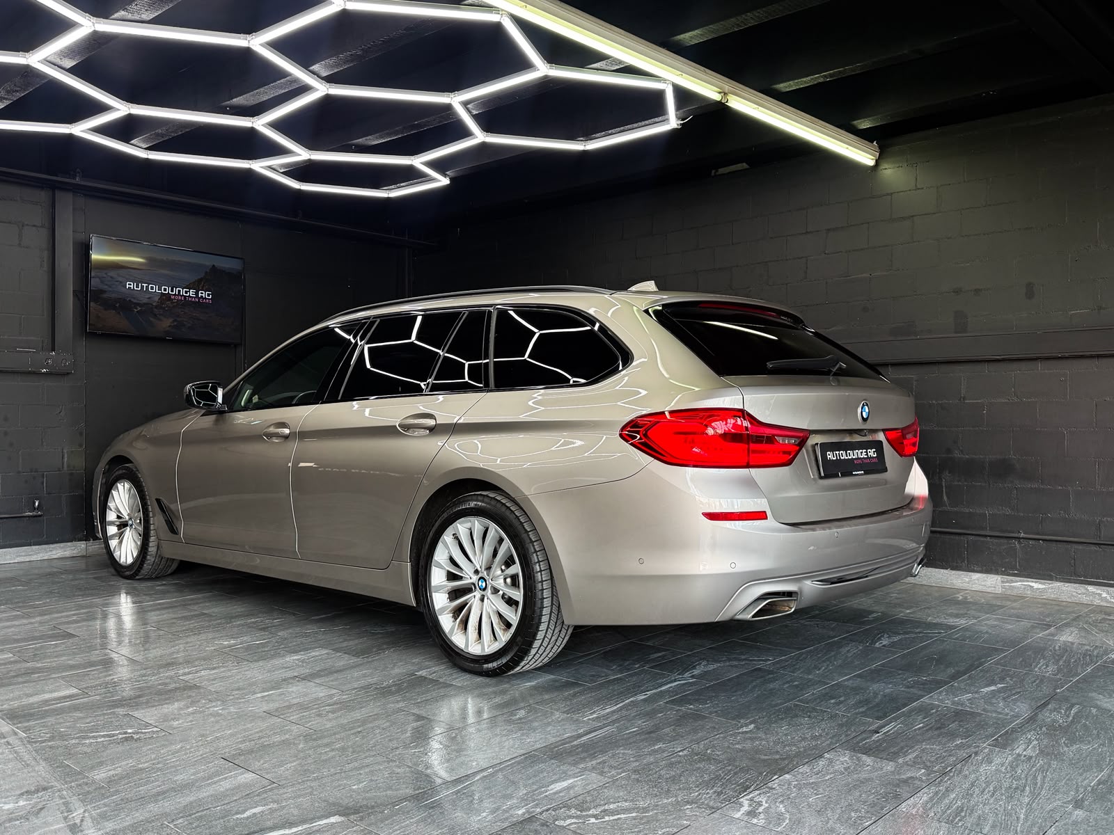BMW 540d xDrive Touring Luxury Line Steptronic-showroom-element-1