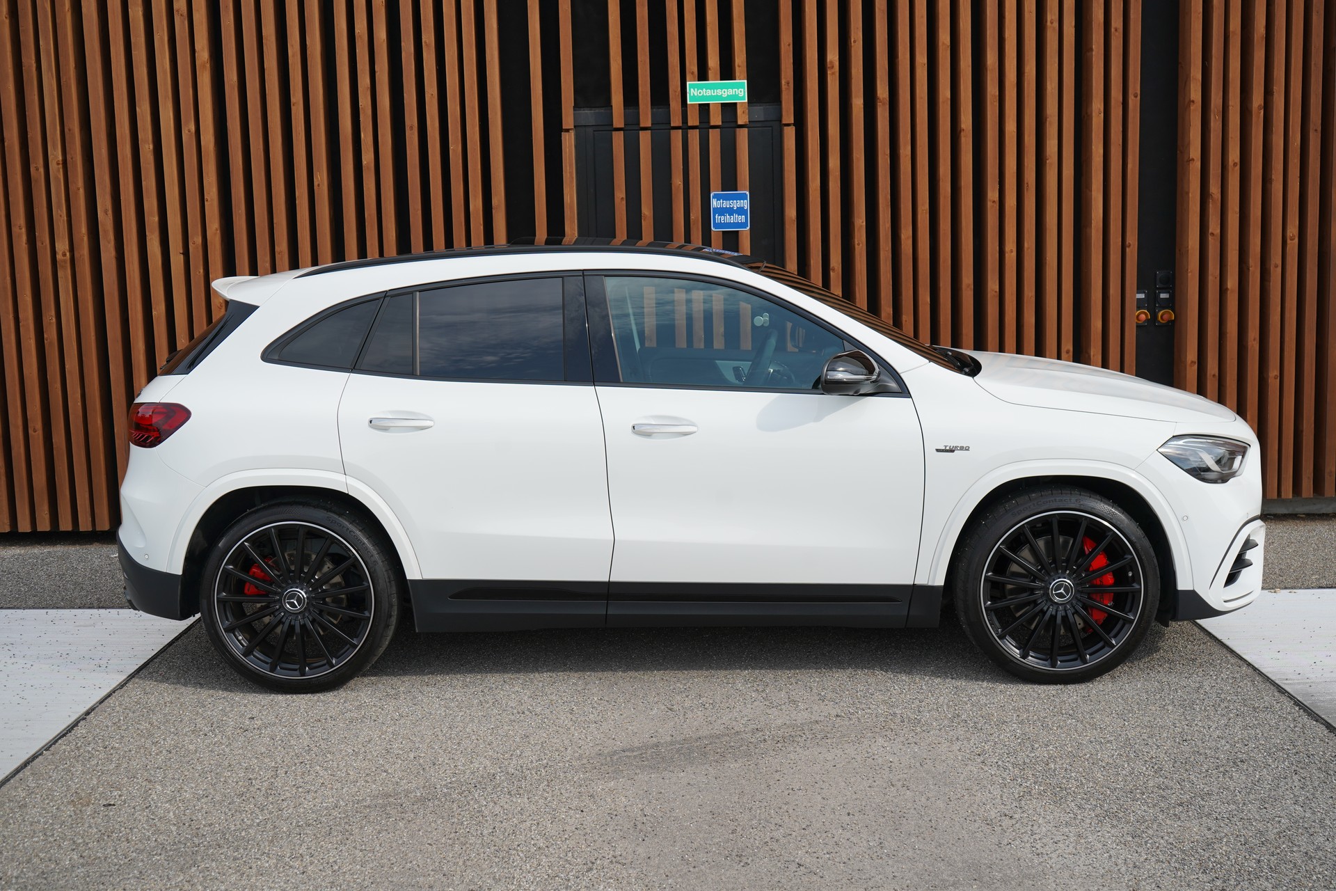 MERCEDES-BENZ GLA AMG 45 S 4MATIC+ NIGHT 8G-DCT l 421 PS-showroom-element-2