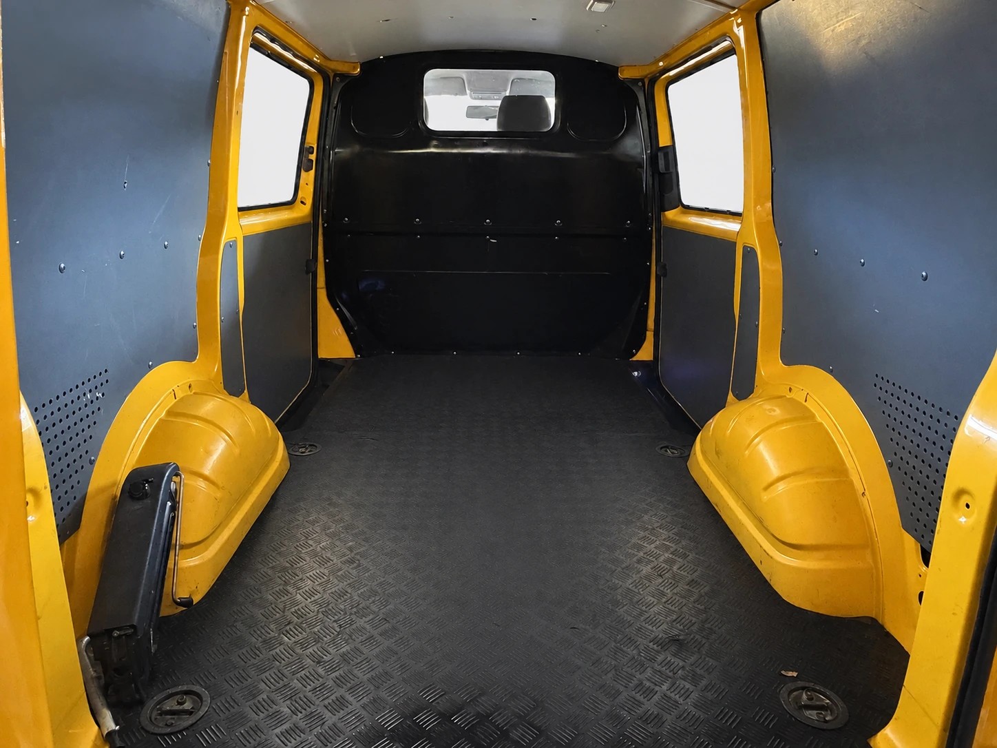 VW T6.1 2.0 TDI 4Motion DSG-image-9