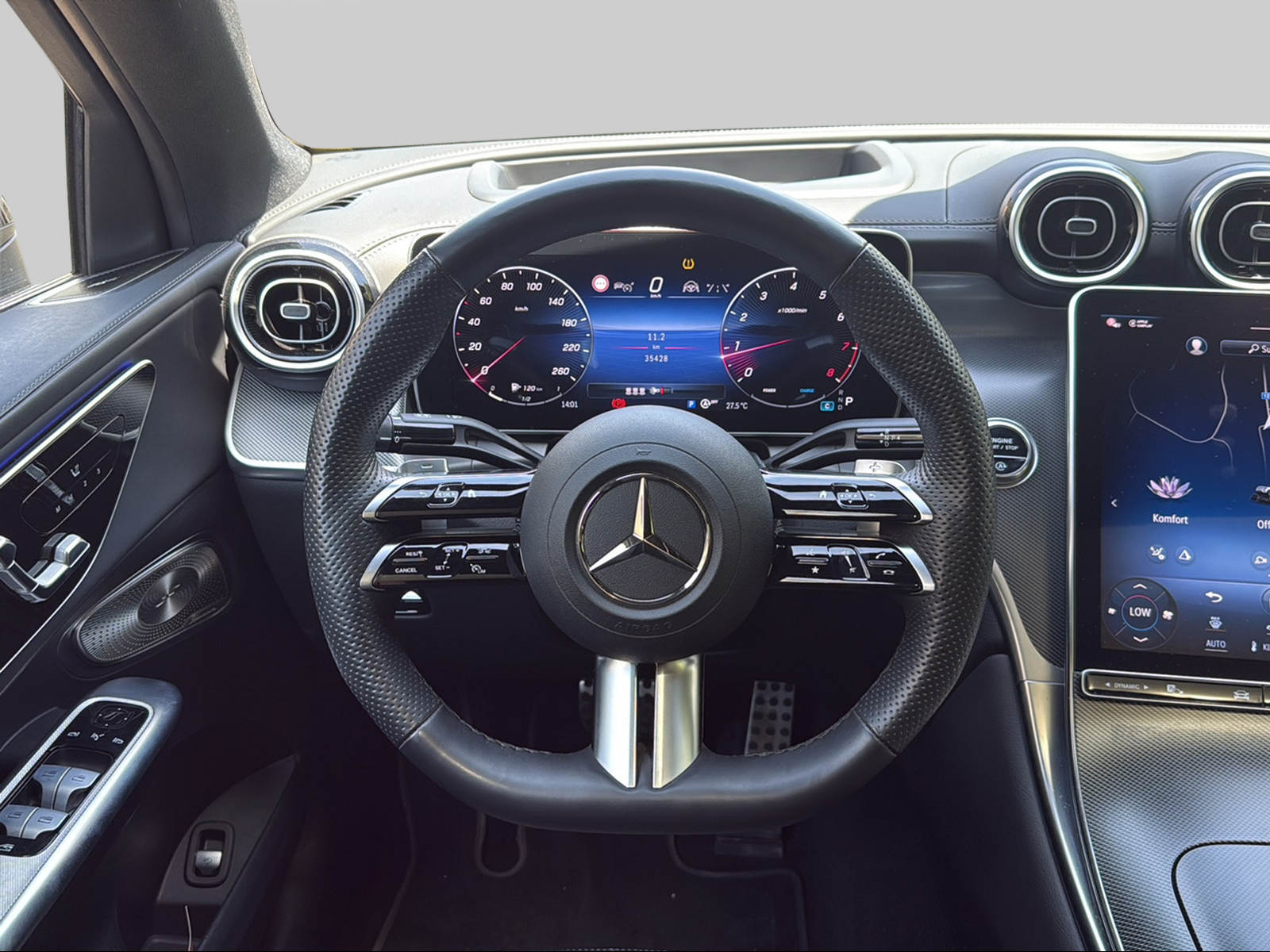 MERCEDES-BENZ GLC 300 AMG Line 4Matic 9G-Tronic-image-10