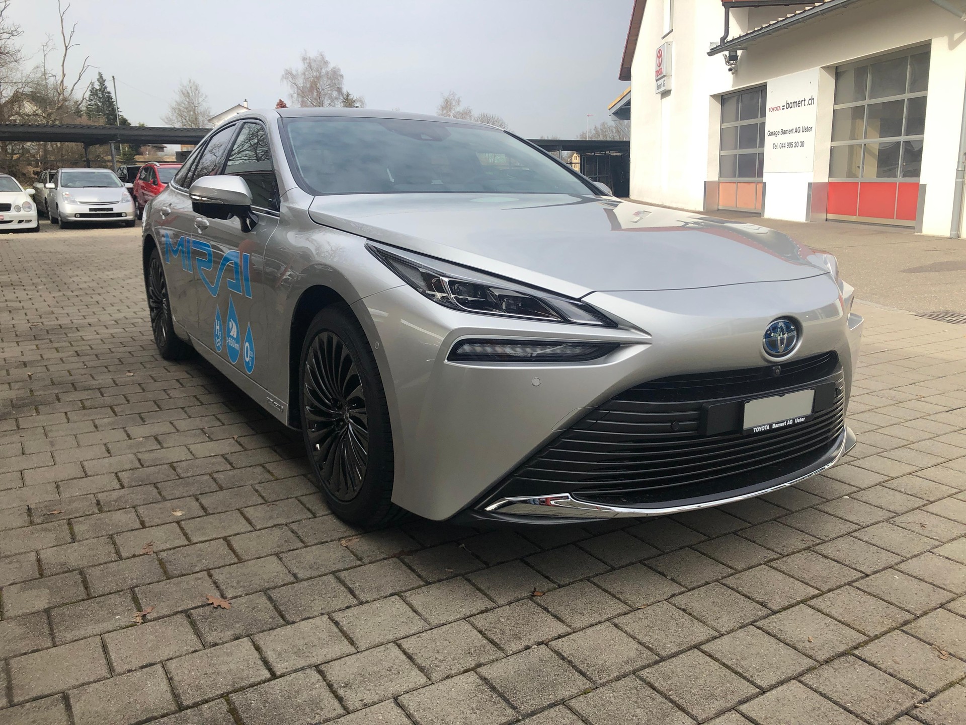 TOYOTA Mirai Fuel Cell Platinum-showroom-element-2