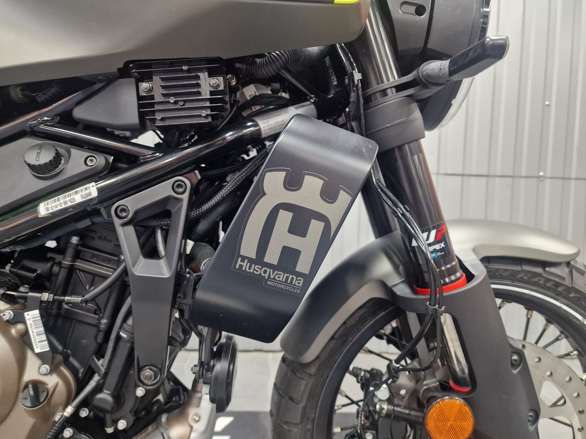 HUSQVARNA Svartpilen 125-image-4