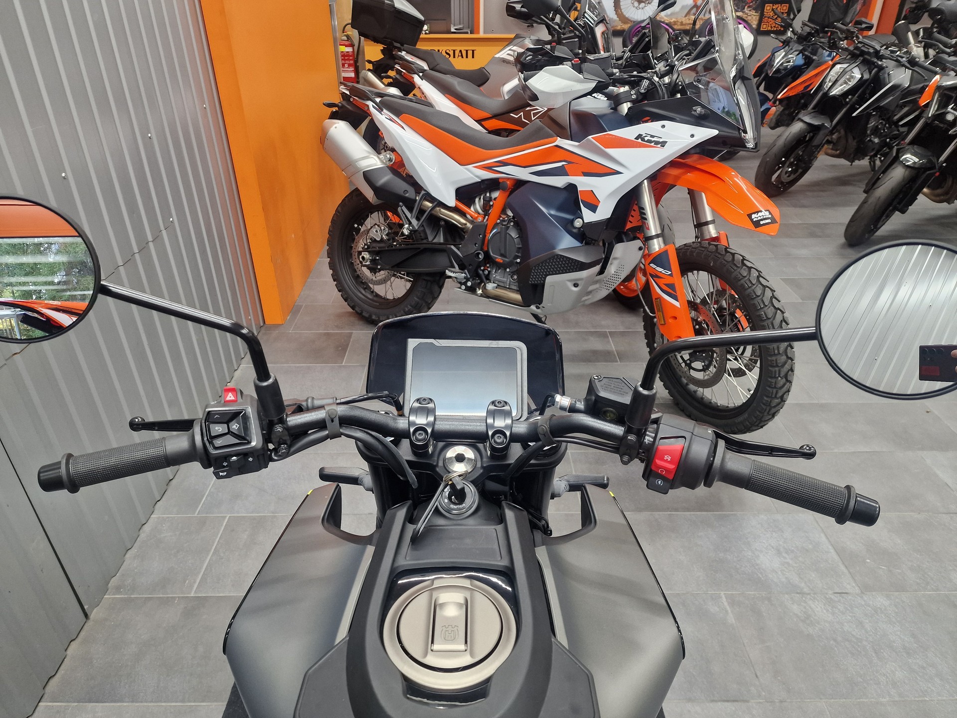 HUSQVARNA Svartpilen 125-image-3