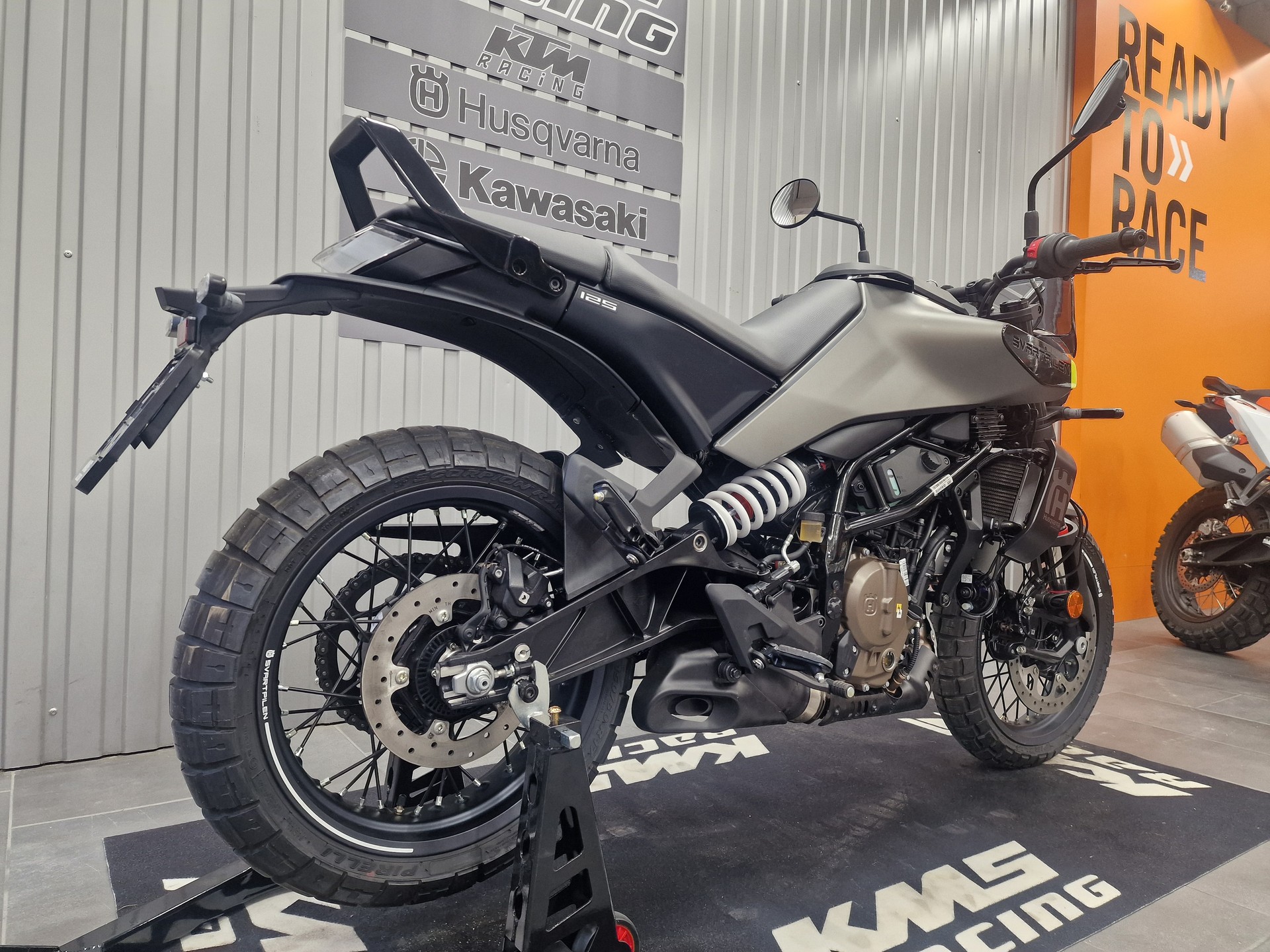 HUSQVARNA Svartpilen 125-image-2
