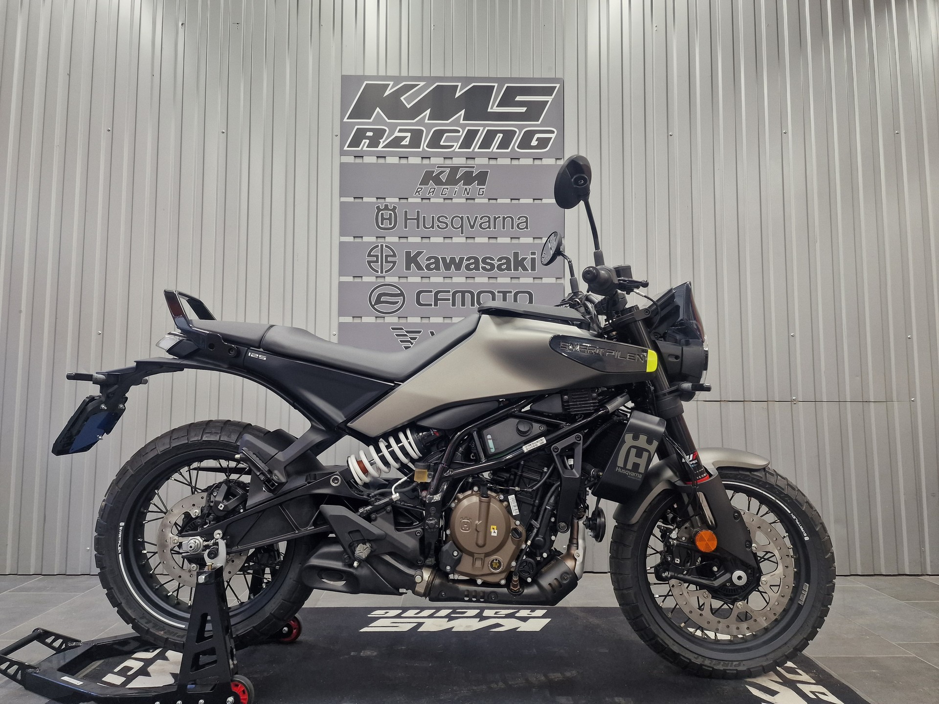HUSQVARNA Svartpilen 125-image-0
