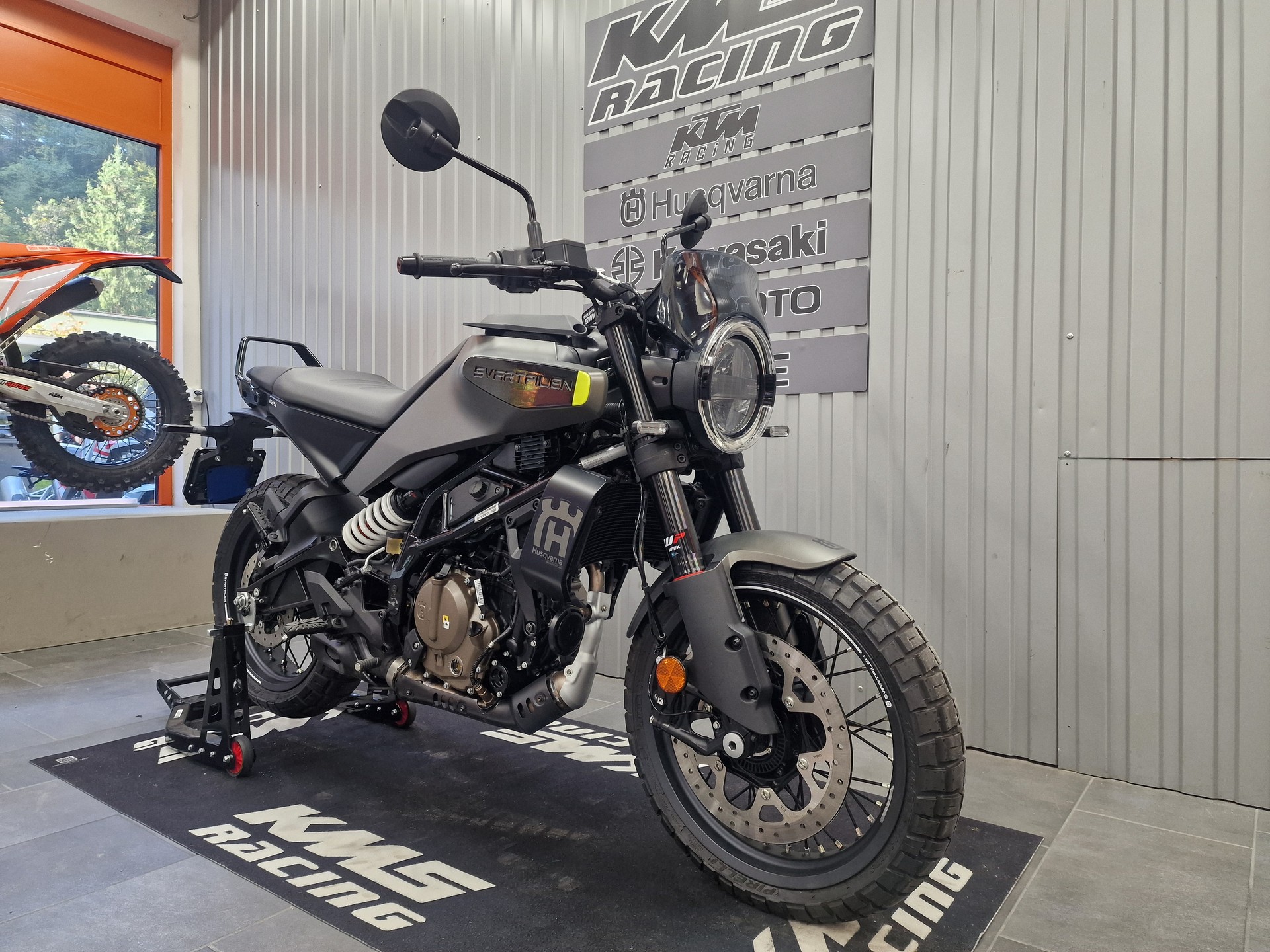 HUSQVARNA Svartpilen 125-image-1