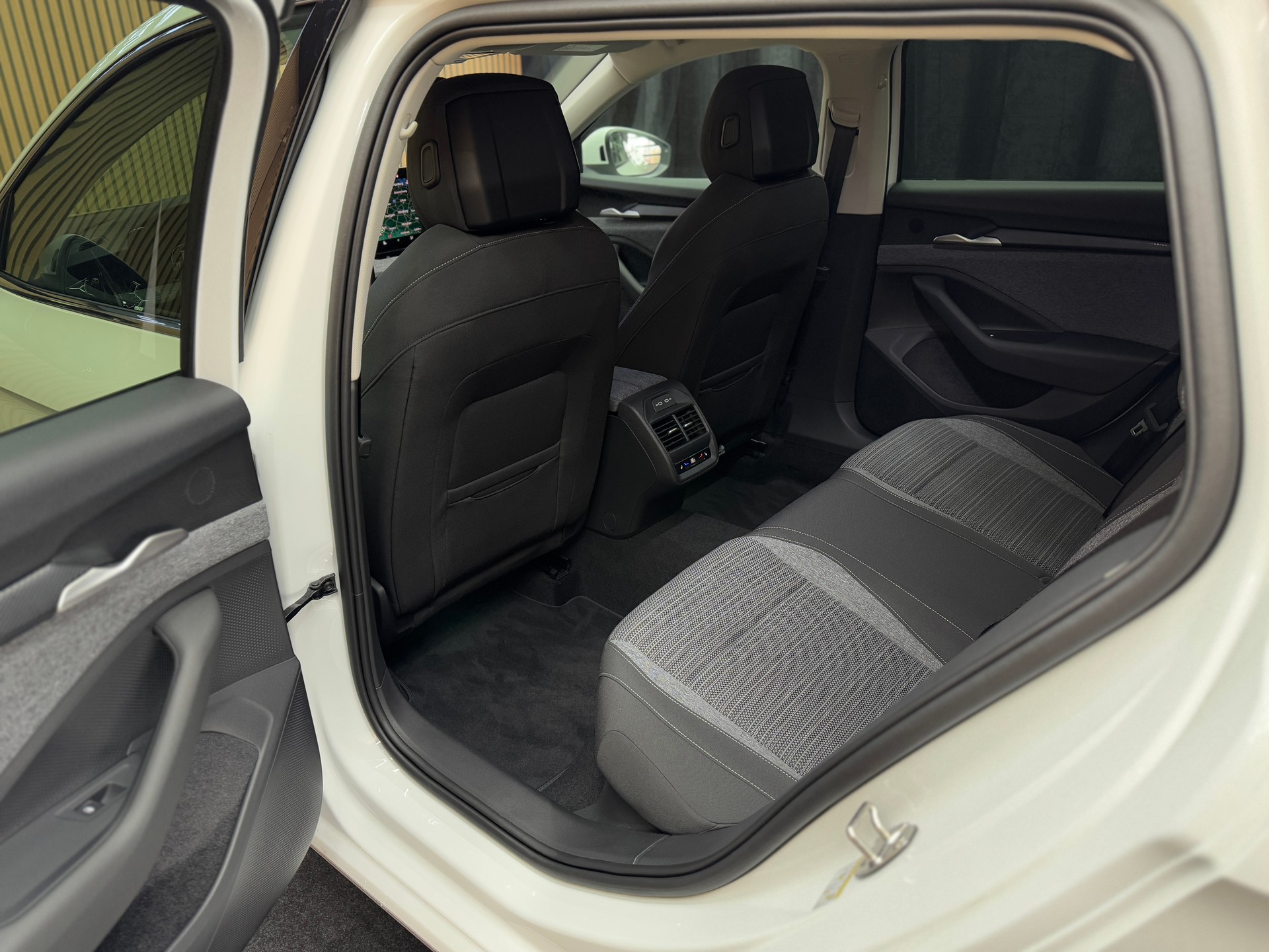 SKODA Superb Combi 2.0 TDI Selection DSG *ab CHF 399.-/ Monat*-image-7