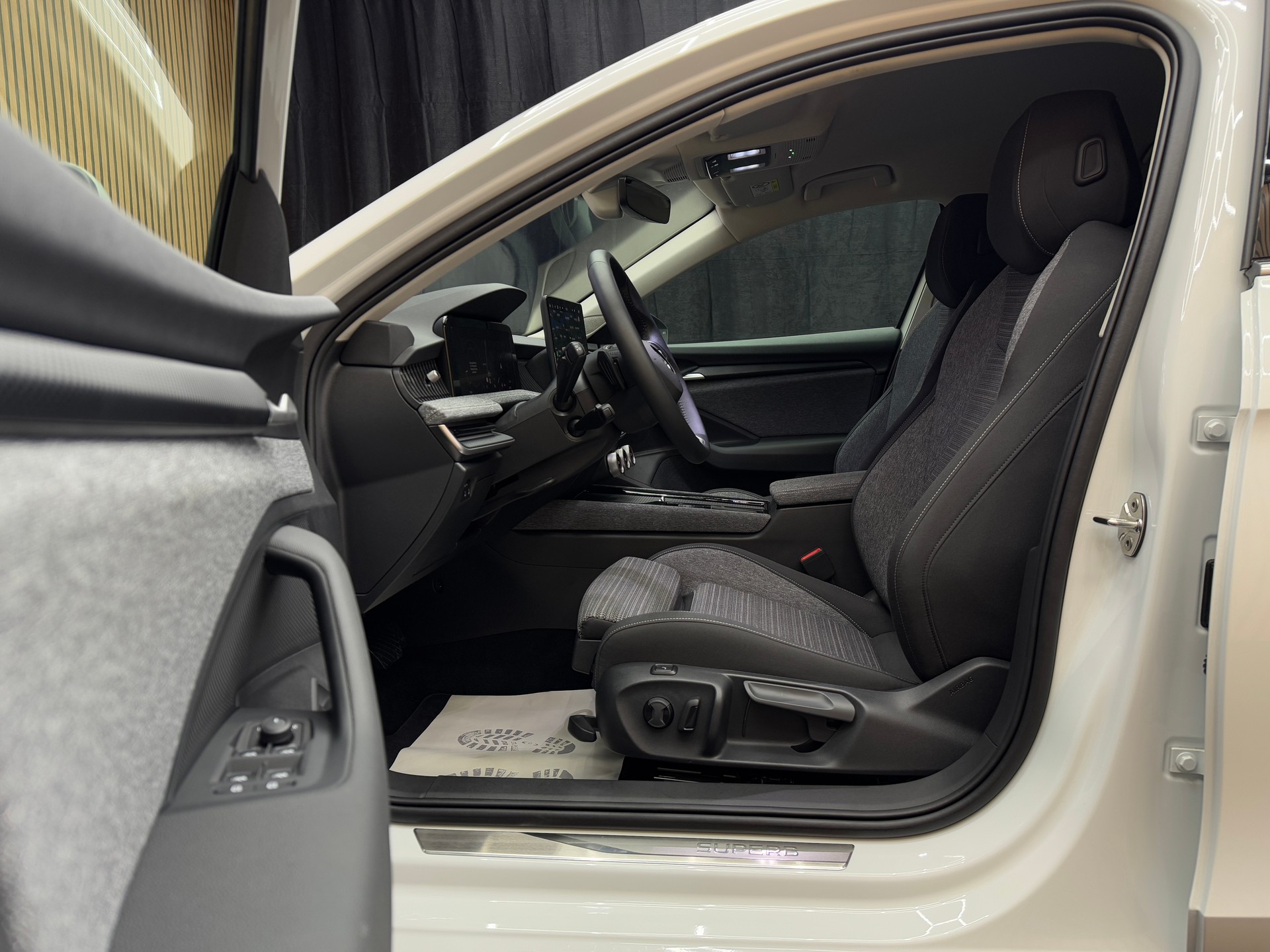 SKODA Superb Combi 2.0 TDI Selection DSG *ab CHF 399.-/ Monat*-image-5