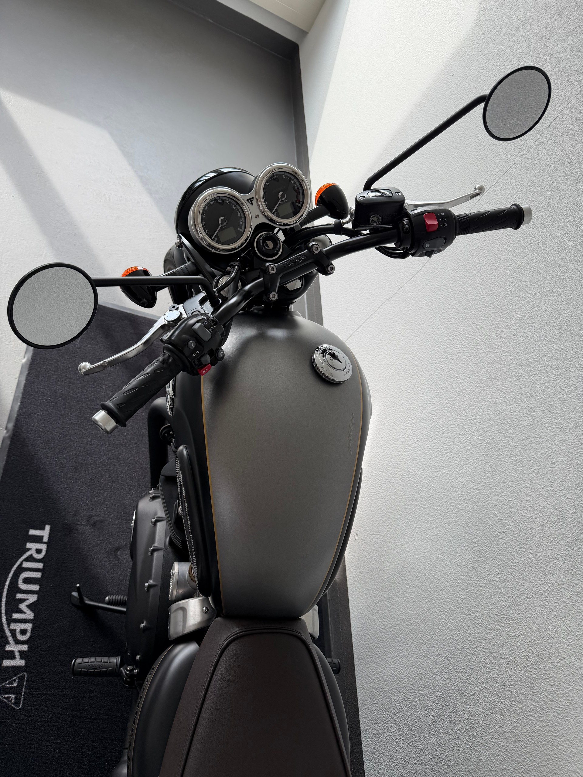 TRIUMPH T120 black Gold Line Edition-image-9