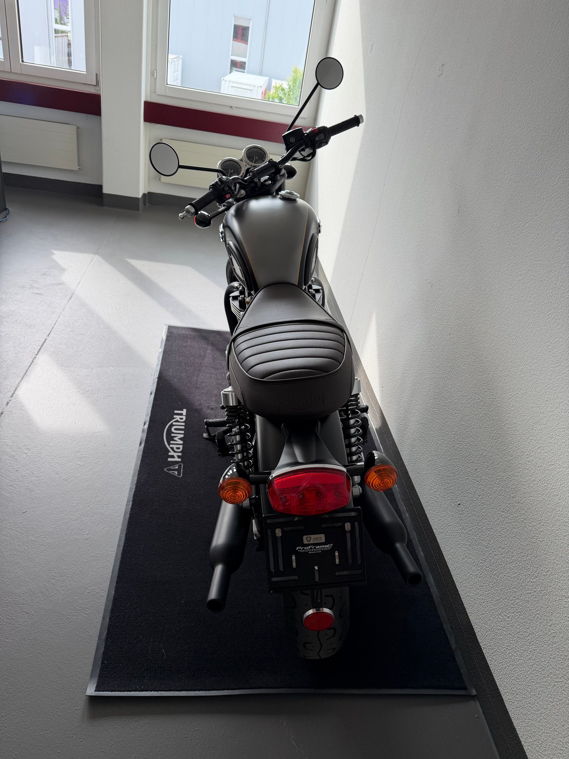 TRIUMPH T120 black Gold Line Edition-image-8