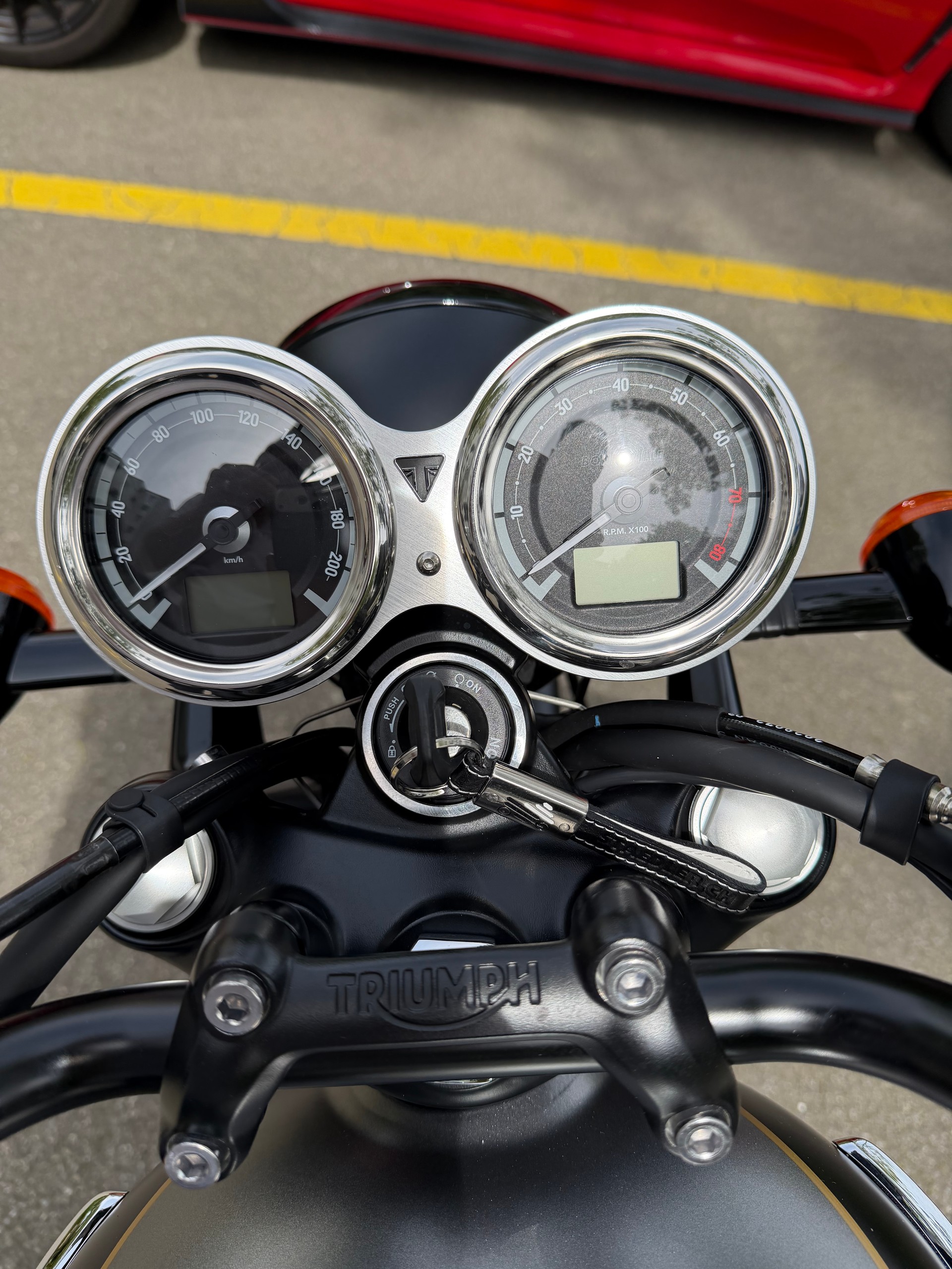 TRIUMPH T120 black Gold Line Edition-image-7