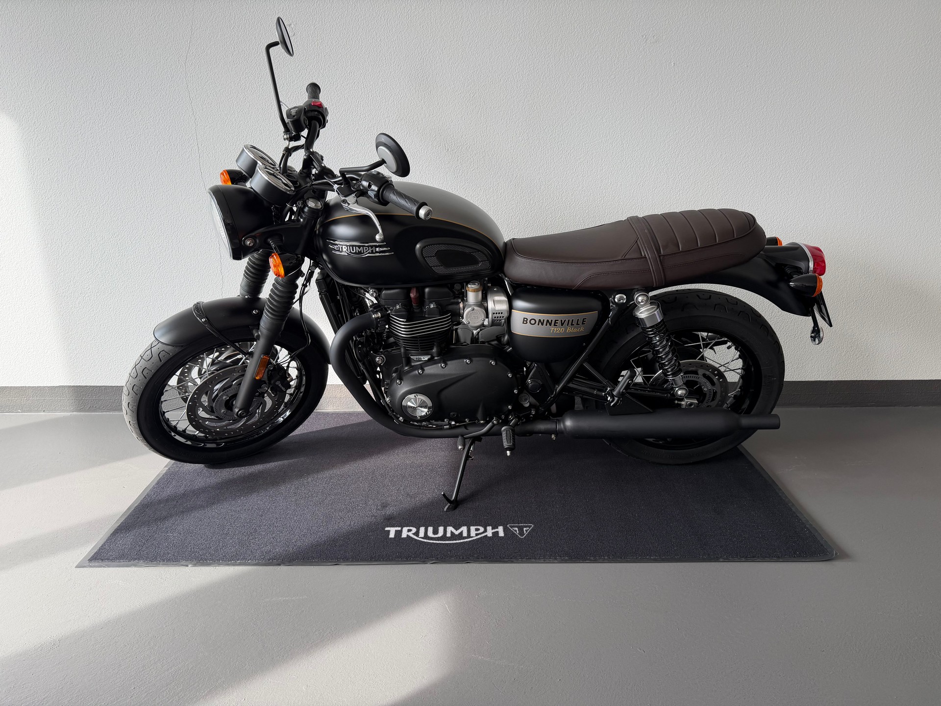 TRIUMPH T120 black Gold Line Edition-image-0