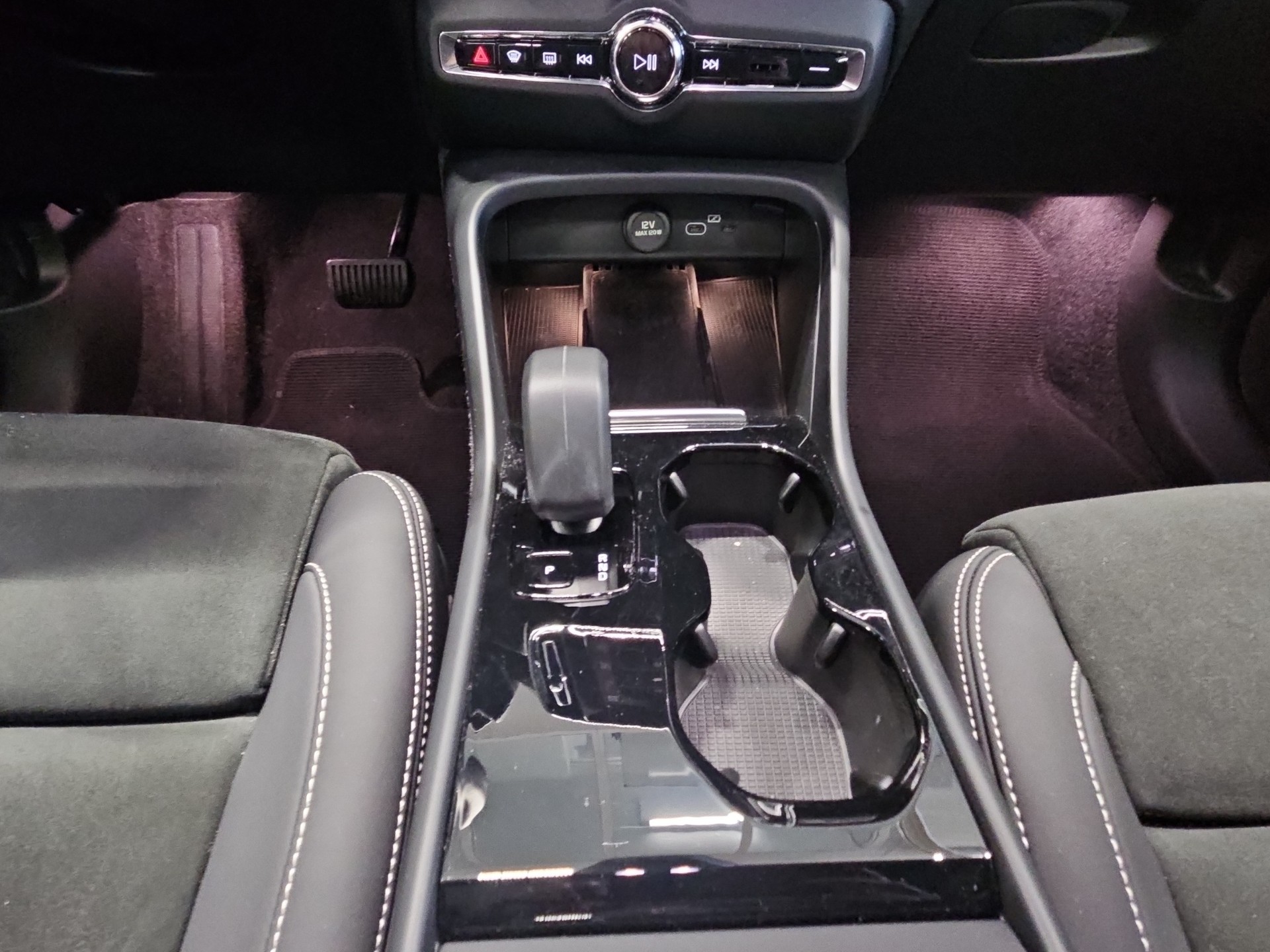 VOLVO XC40 P8 Twin Ultimate AWD-image-16
