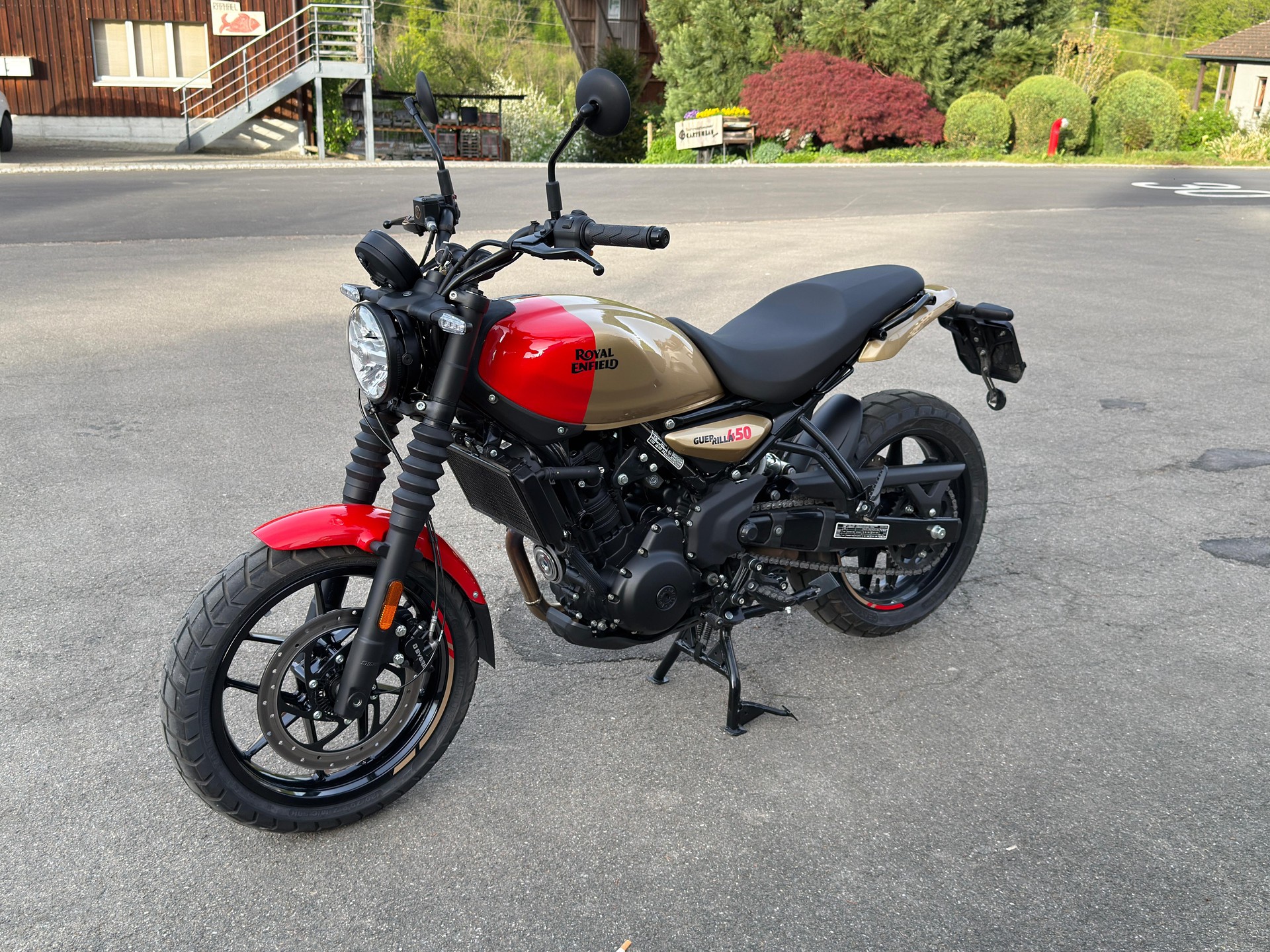 ROYAL ENFIELD Guerrilla 450 Mid-showroom-element-3