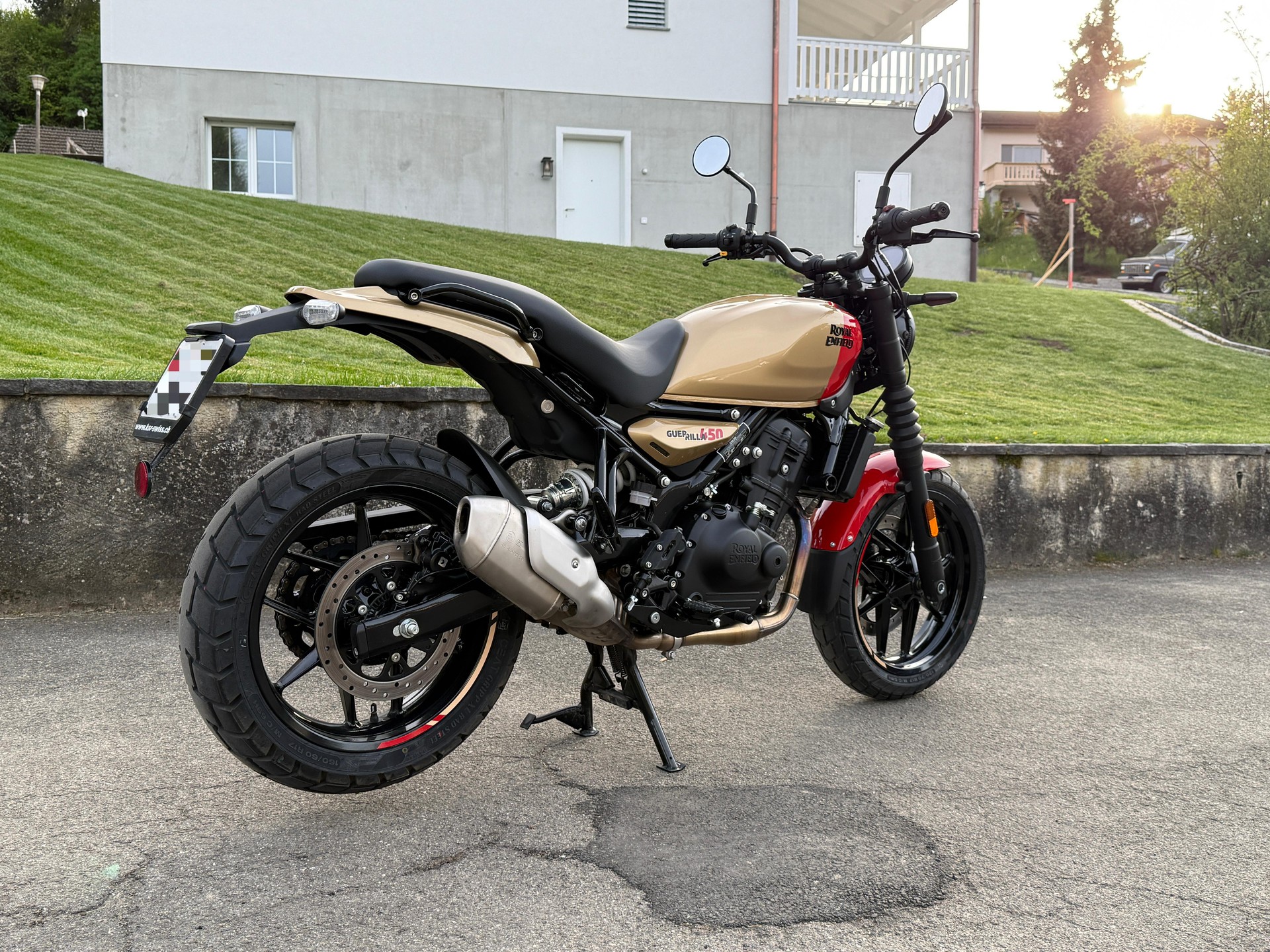ROYAL ENFIELD Guerrilla 450 Mid-image-4