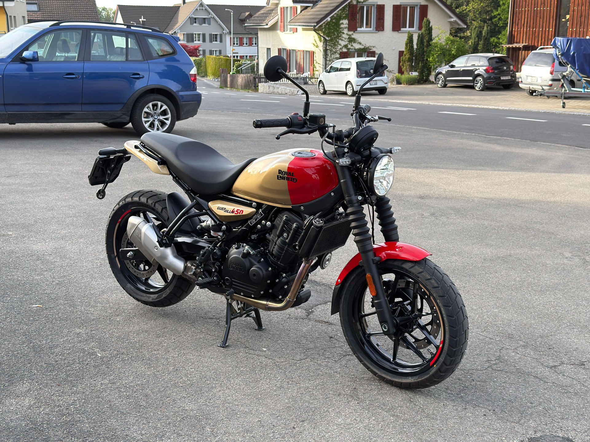 ROYAL ENFIELD Guerrilla 450 Mid-showroom-element-2