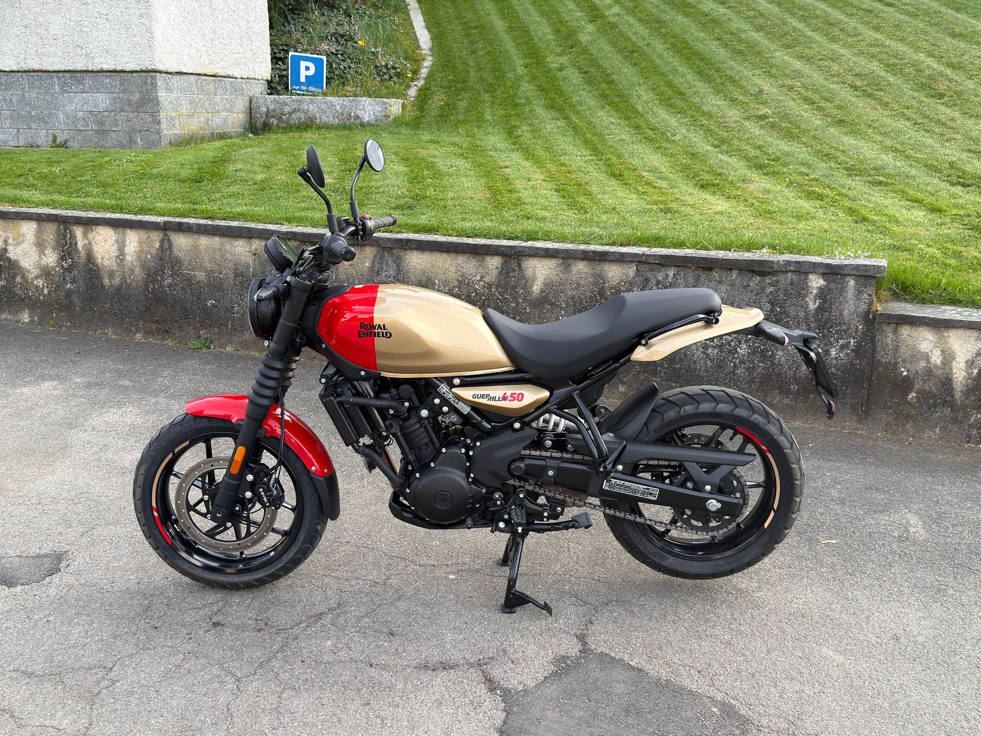 ROYAL ENFIELD Guerrilla 450 Mid-showroom-element-1