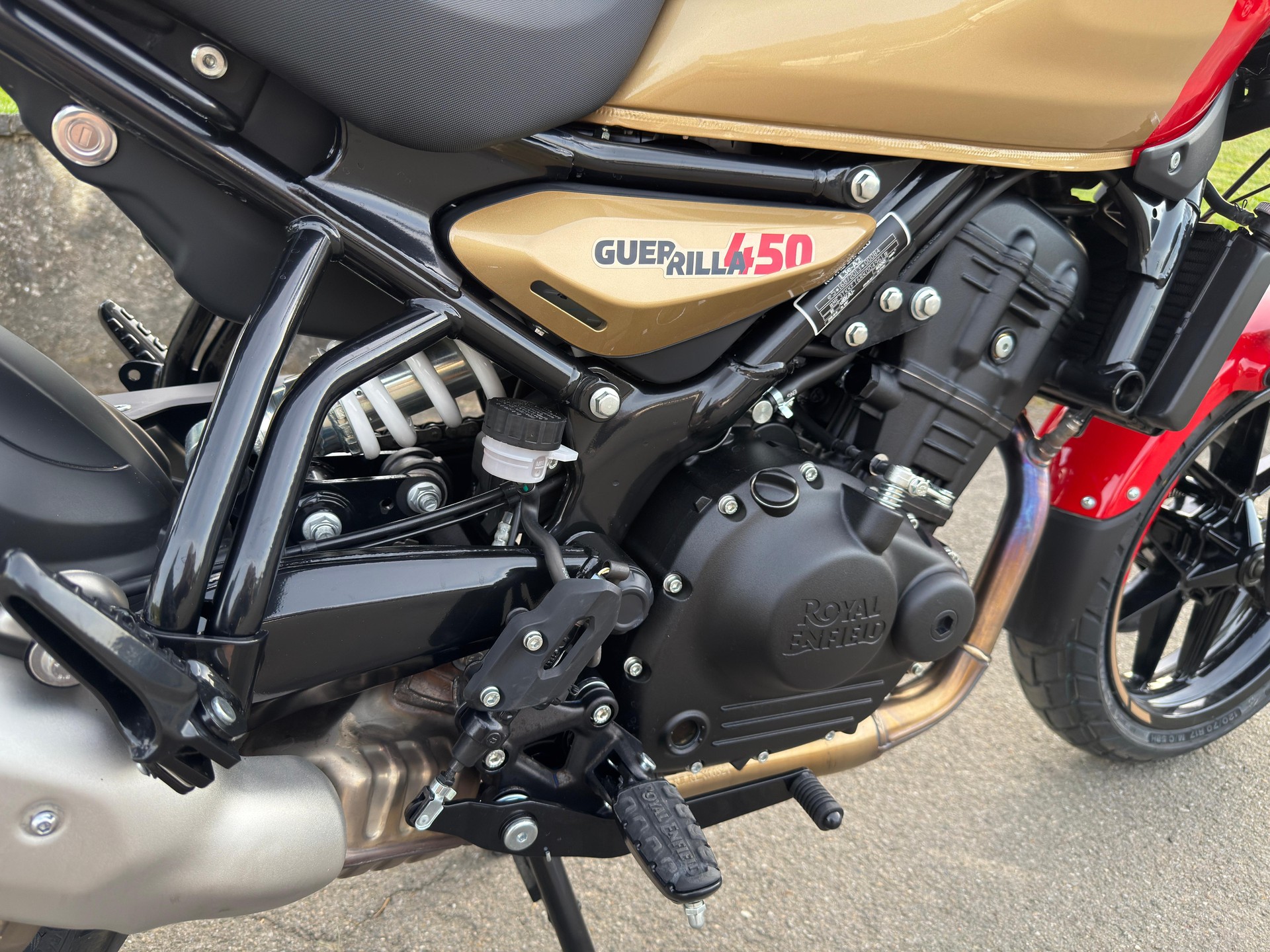 ROYAL ENFIELD Guerrilla 450 Mid-image-10