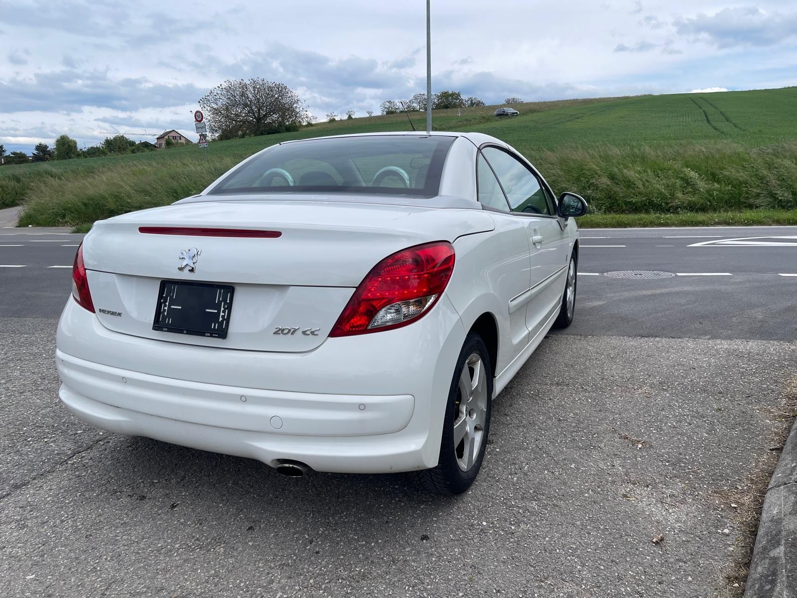 PEUGEOT 207 CC 1.6 16V Turbo Swiss Edition-image-6