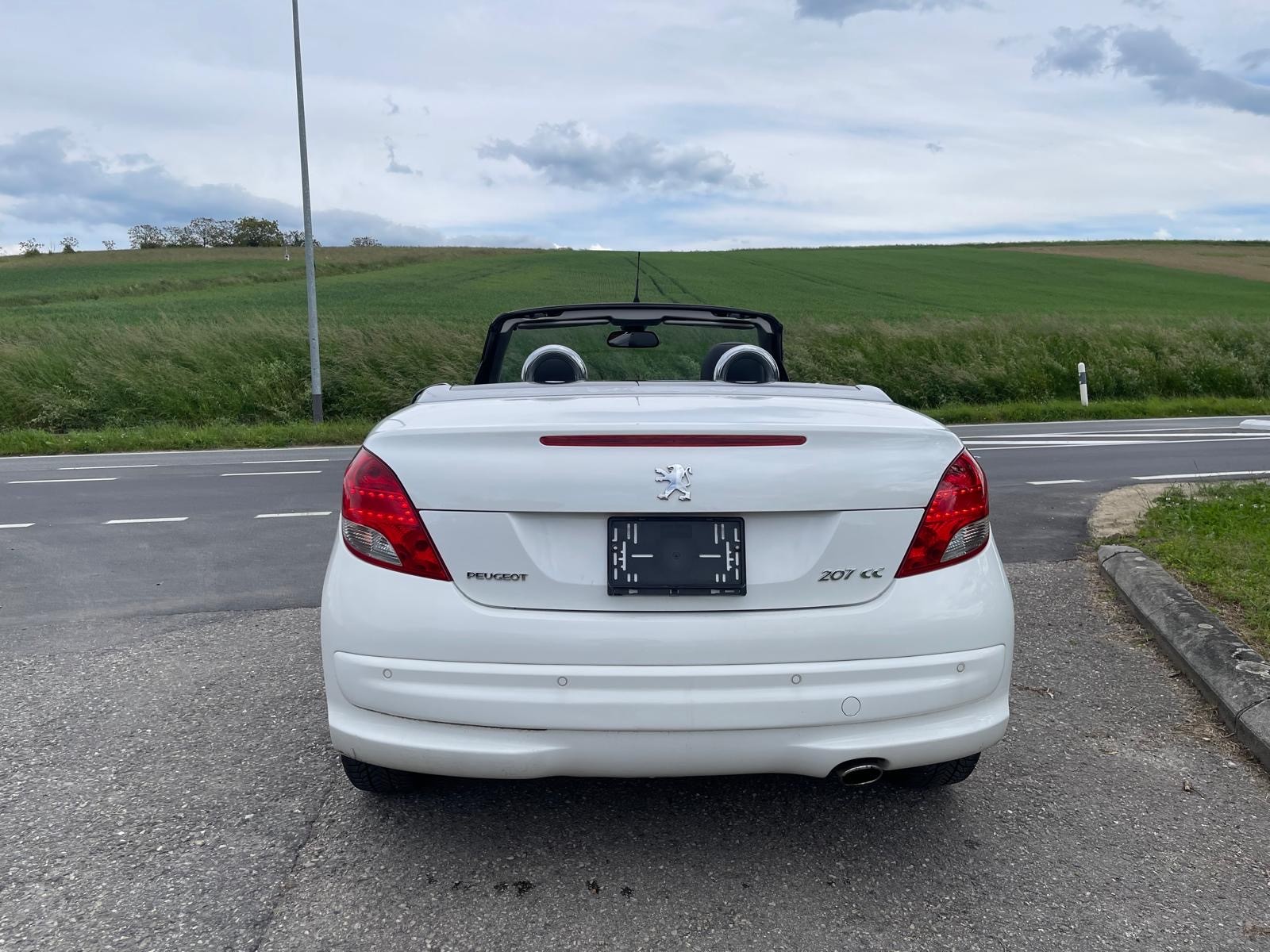 PEUGEOT 207 CC 1.6 16V Turbo Swiss Edition-image-2