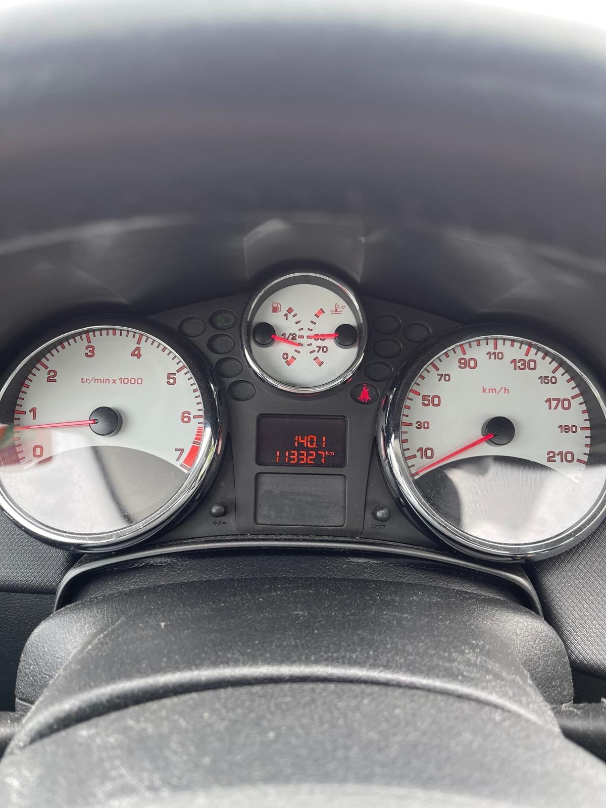 PEUGEOT 207 CC 1.6 16V Turbo Swiss Edition-image-12