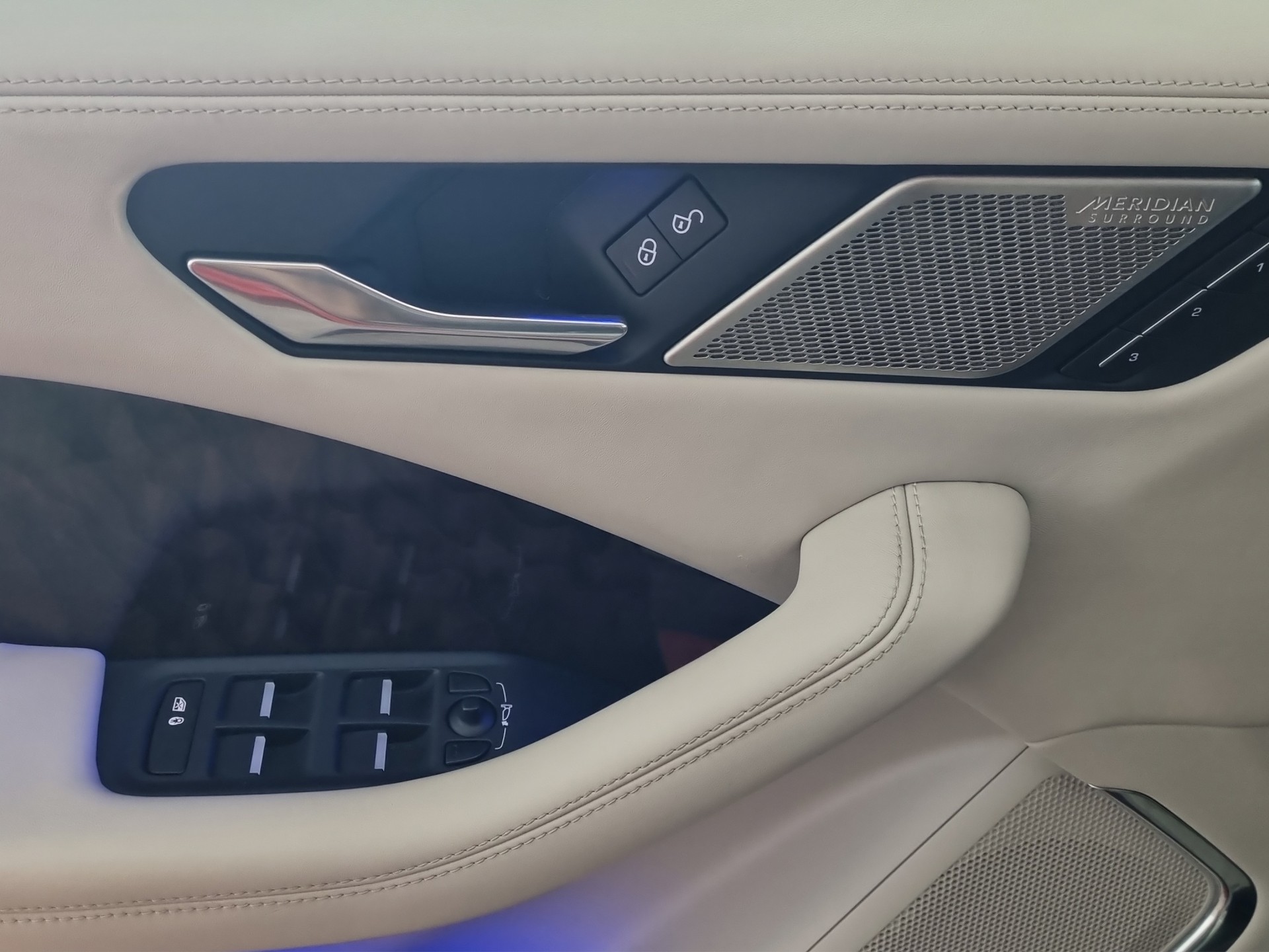 JAGUAR I-Pace EV400 S AWD-image-11