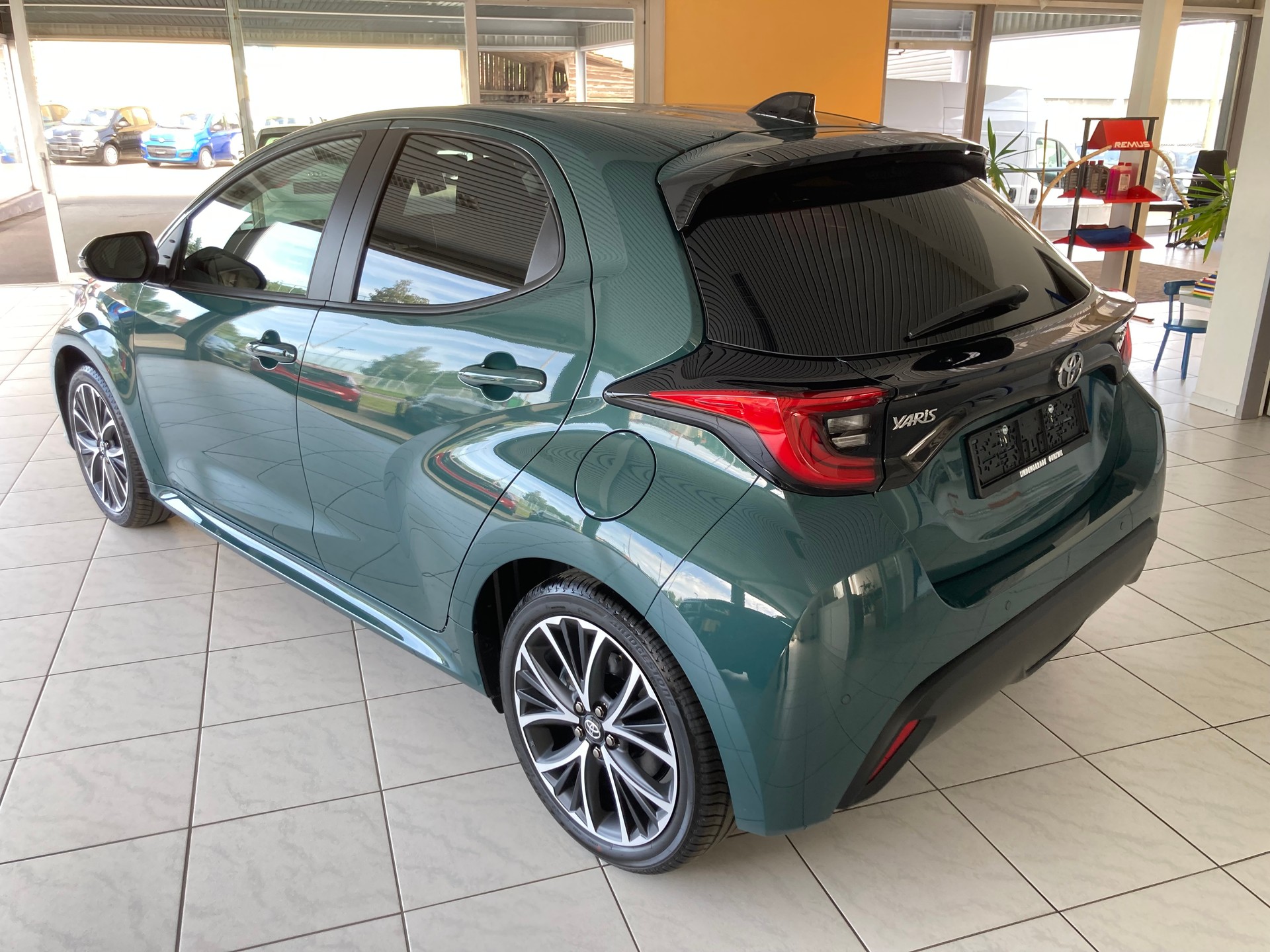 TOYOTA Yaris 1.5 Trend e-CVT-image-6