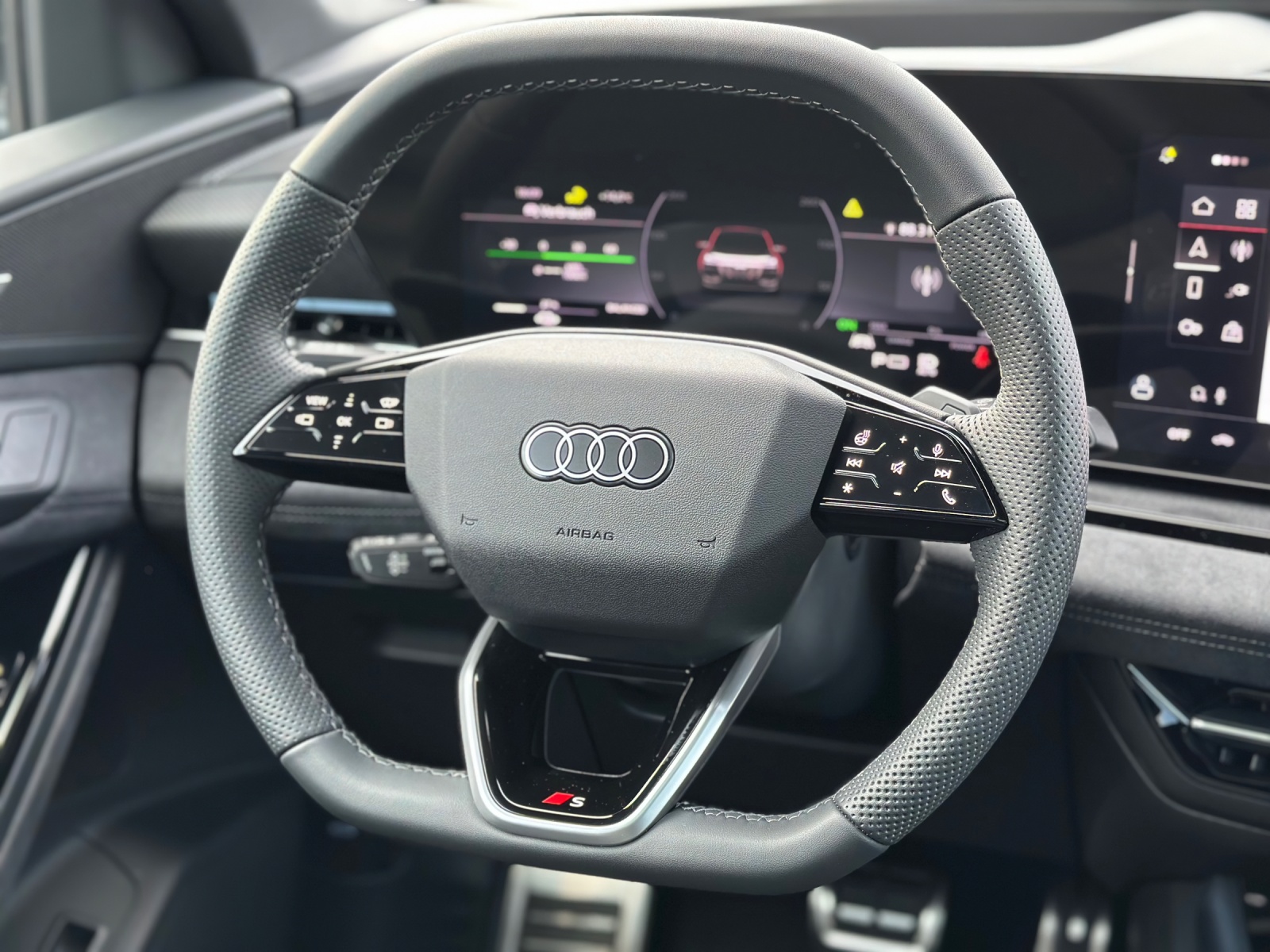 AUDI SQ6 Sportback e-tron quattro-image-9