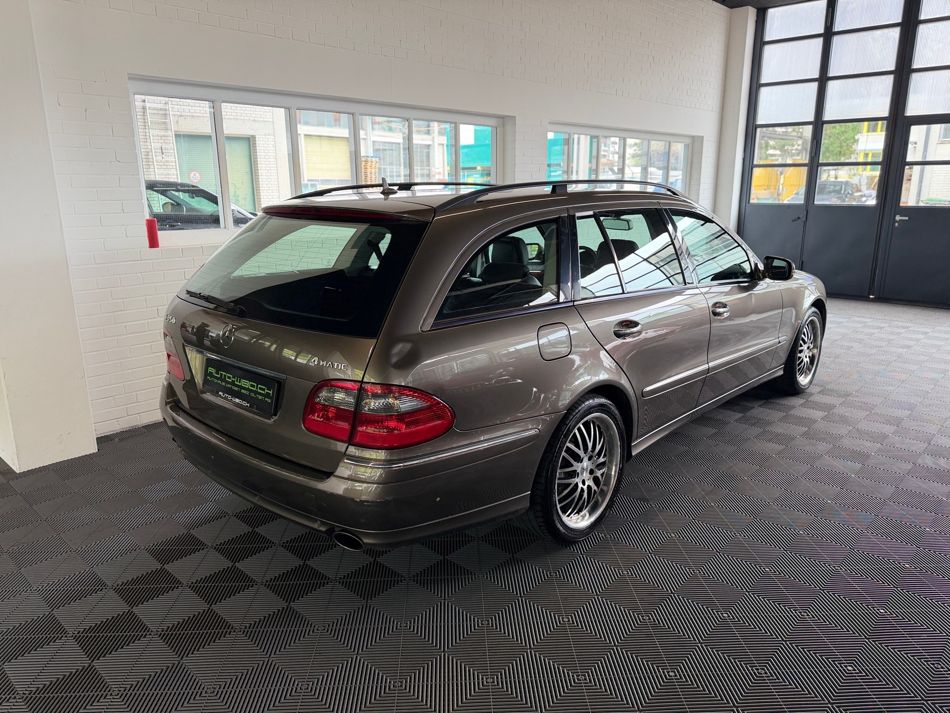 MERCEDES-BENZ E 350 Elégance 4Matic Automatic-showroom-element-2