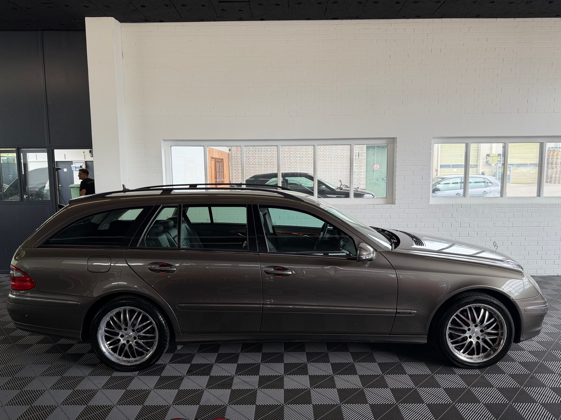 MERCEDES-BENZ E 350 Elégance 4Matic Automatic-showroom-element-1