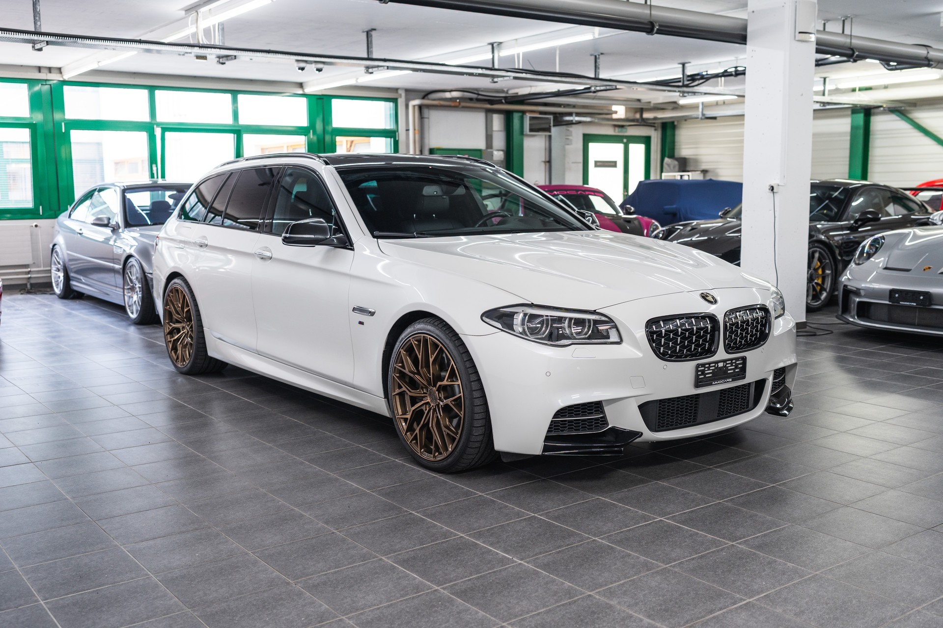 BMW M550d Touring xDrive Steptronic-showroom-element-2