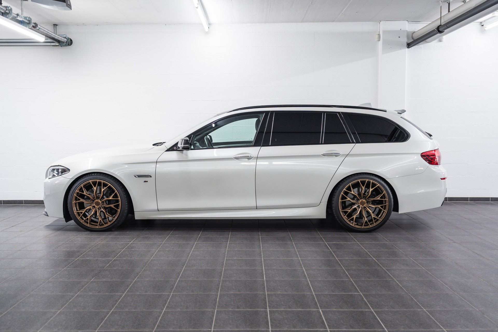 BMW M550d Touring xDrive Steptronic-showroom-element-3