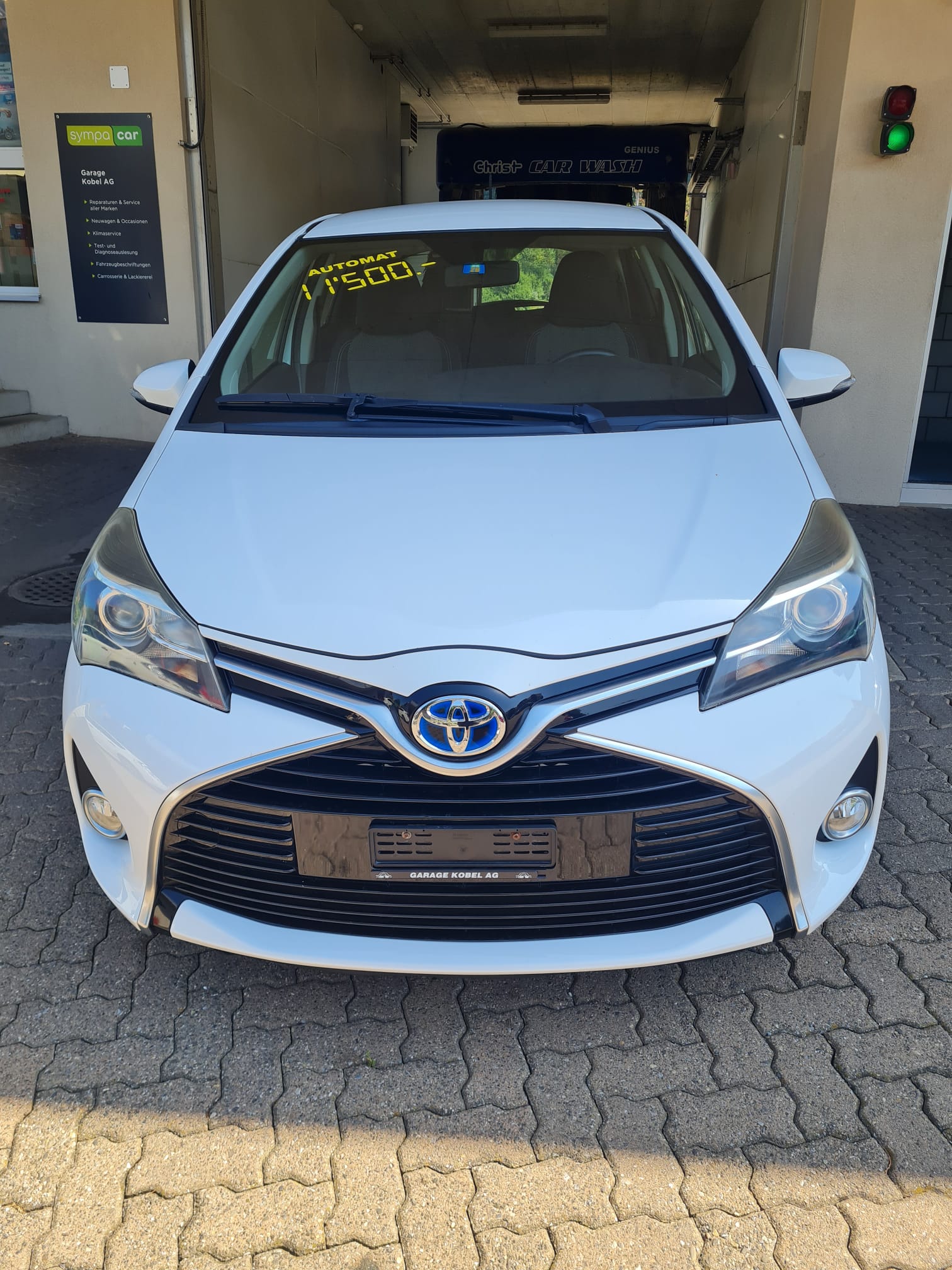 TOYOTA Yaris 1.5 VVT-i Hybrid Trend e-CVT-showroom-element-1