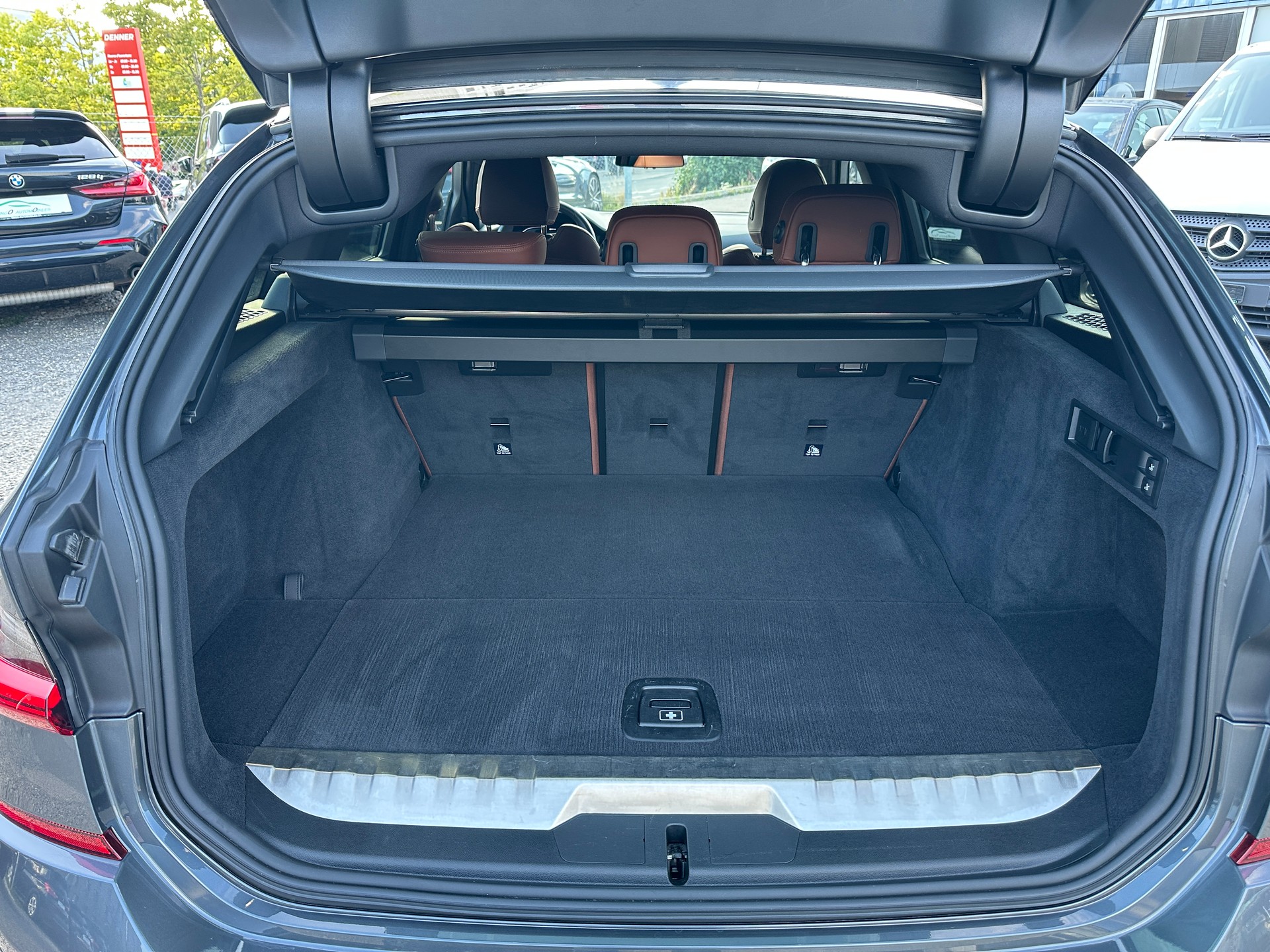BMW 330e x DriveTouring M Sport Steptronic-image-15
