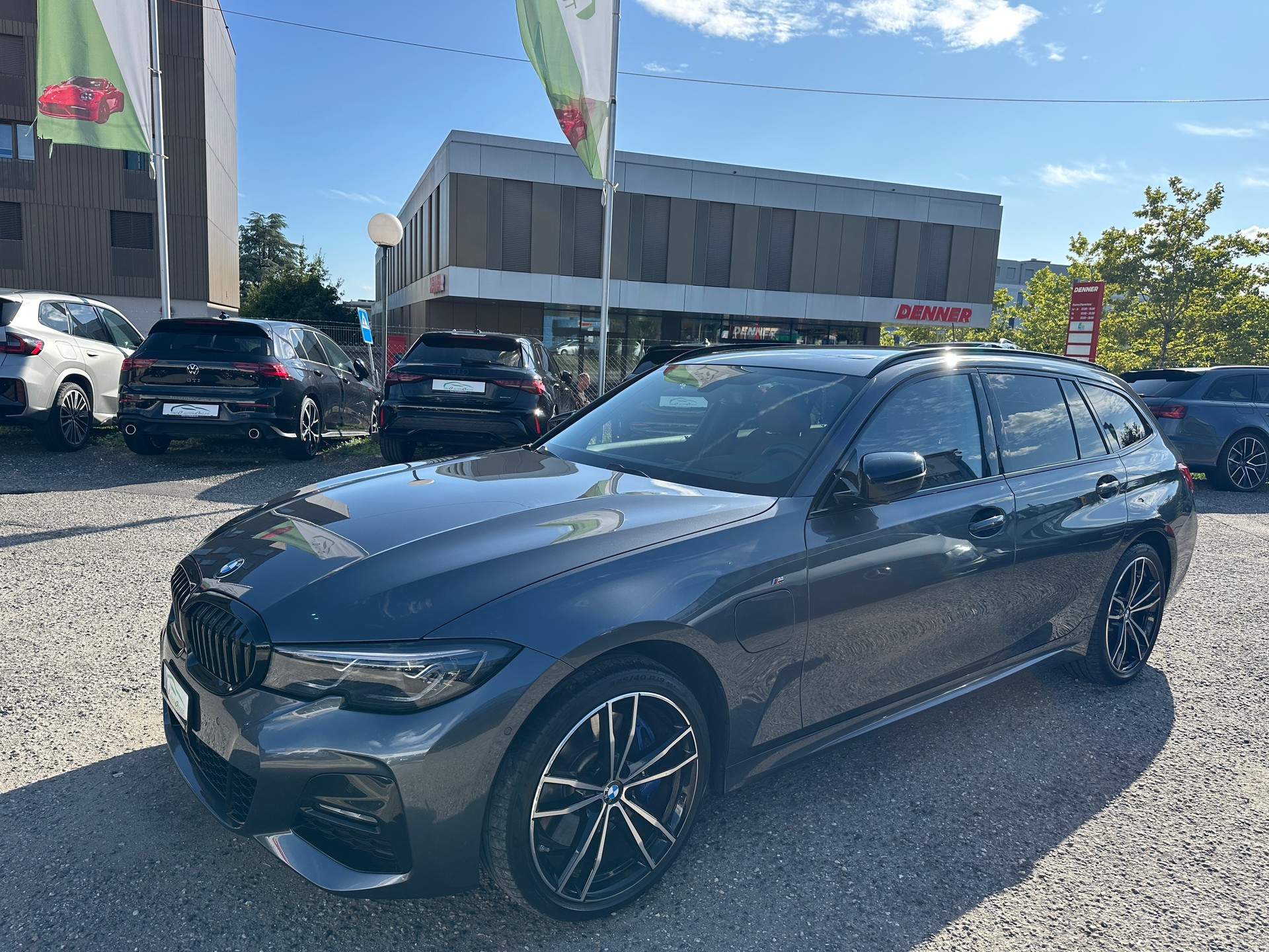 BMW 330e x DriveTouring M Sport Steptronic-showroom-element-1