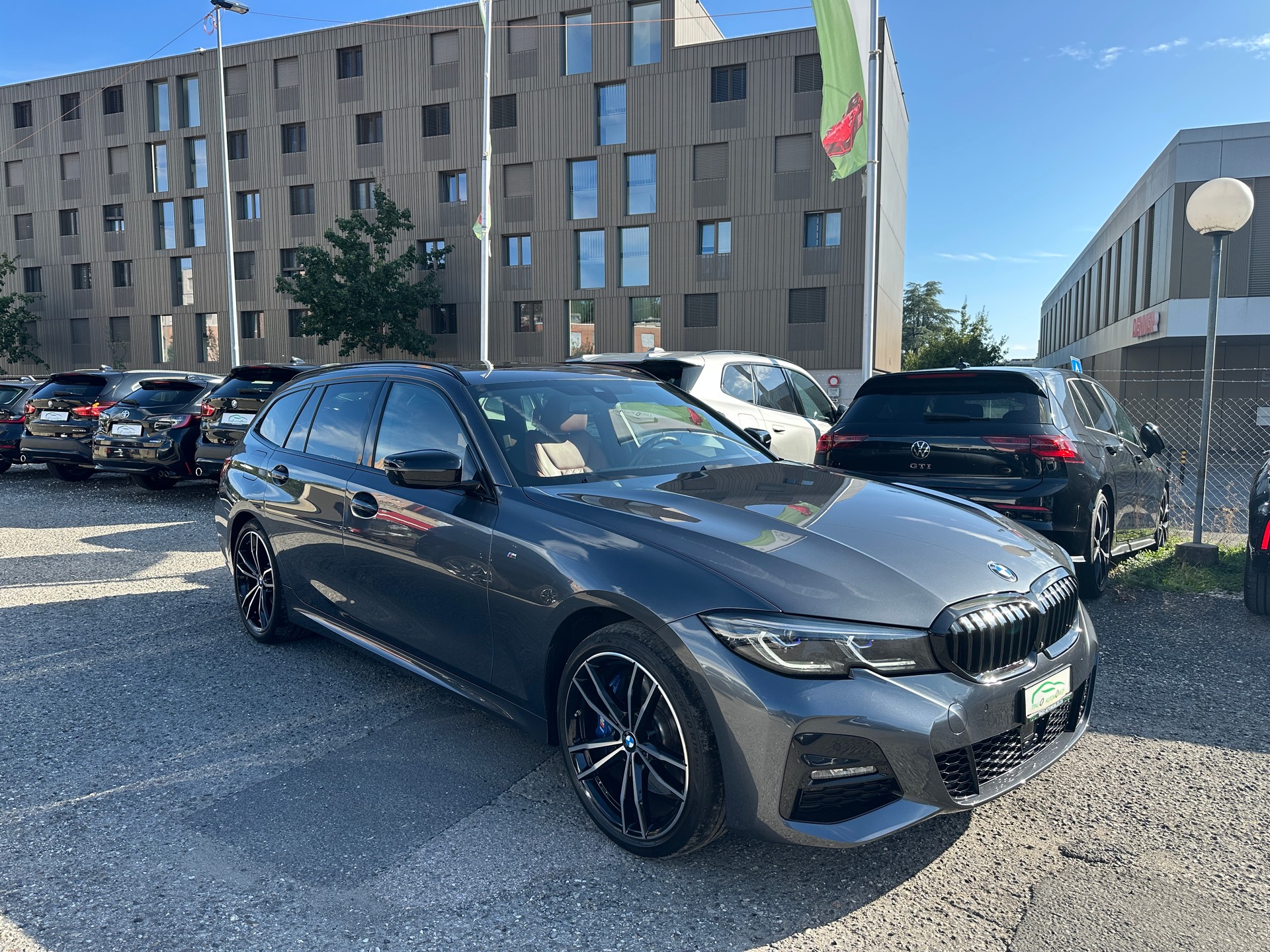 BMW 330e x DriveTouring M Sport Steptronic-showroom-element-3