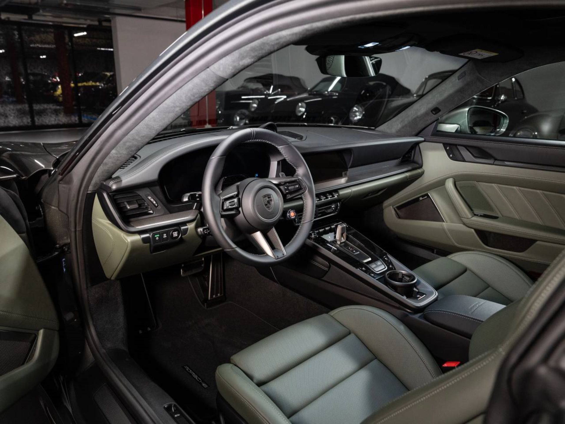 PORSCHE 911 Turbo S-showroom-element-3