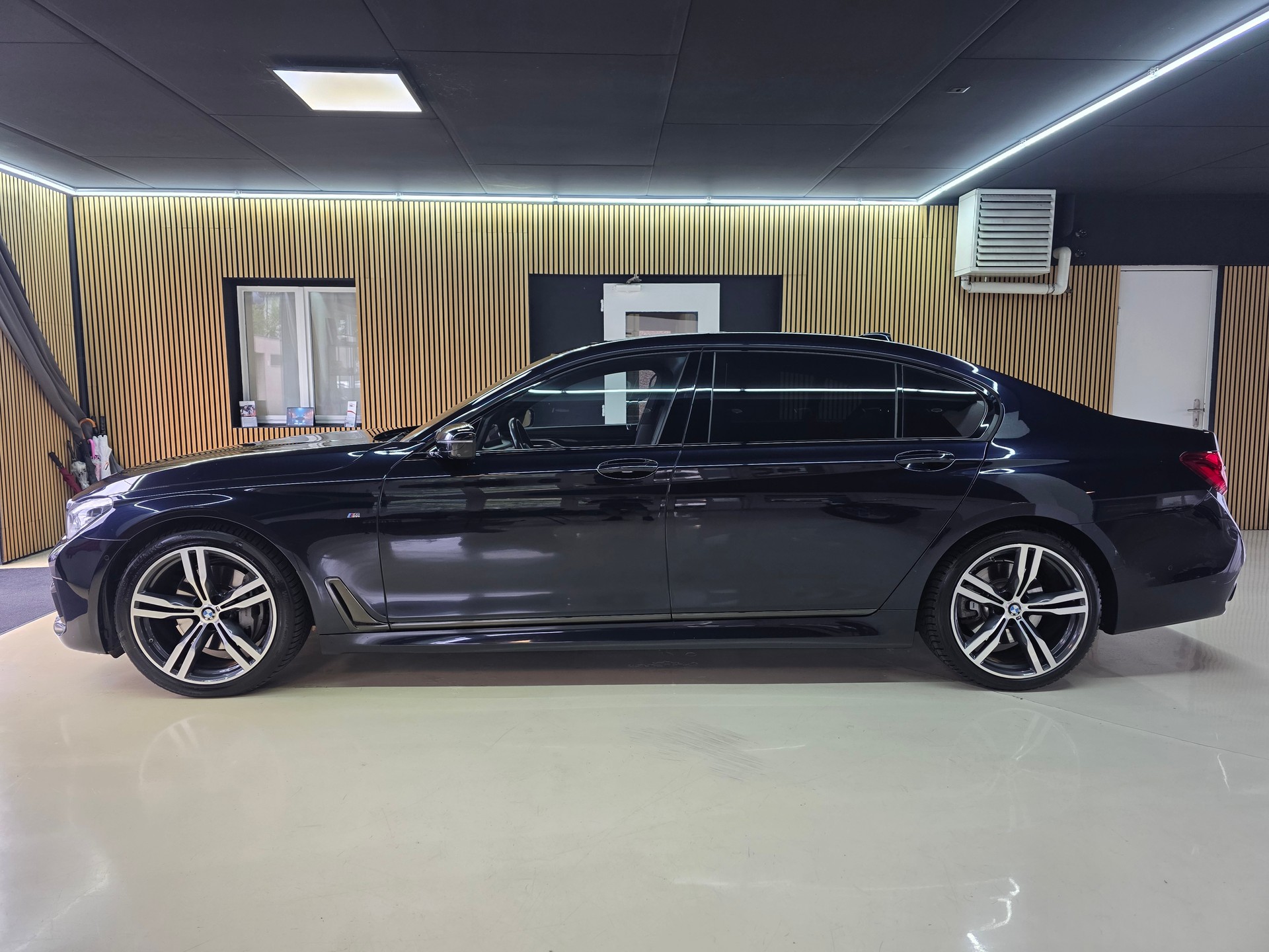 BMW 730Ld xDrive Steptronic M-Sport-showroom-element-3