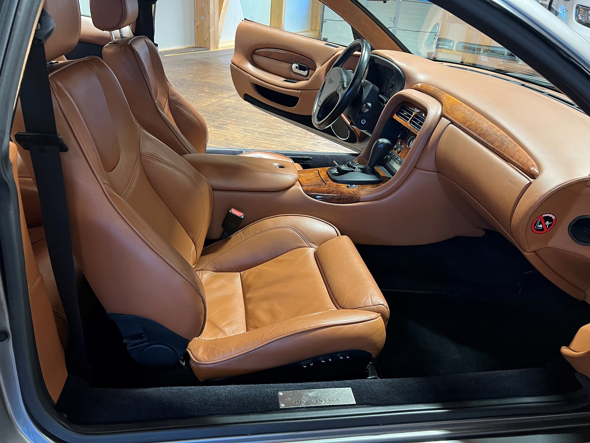 ASTON MARTIN DB7 Vantage-image-11