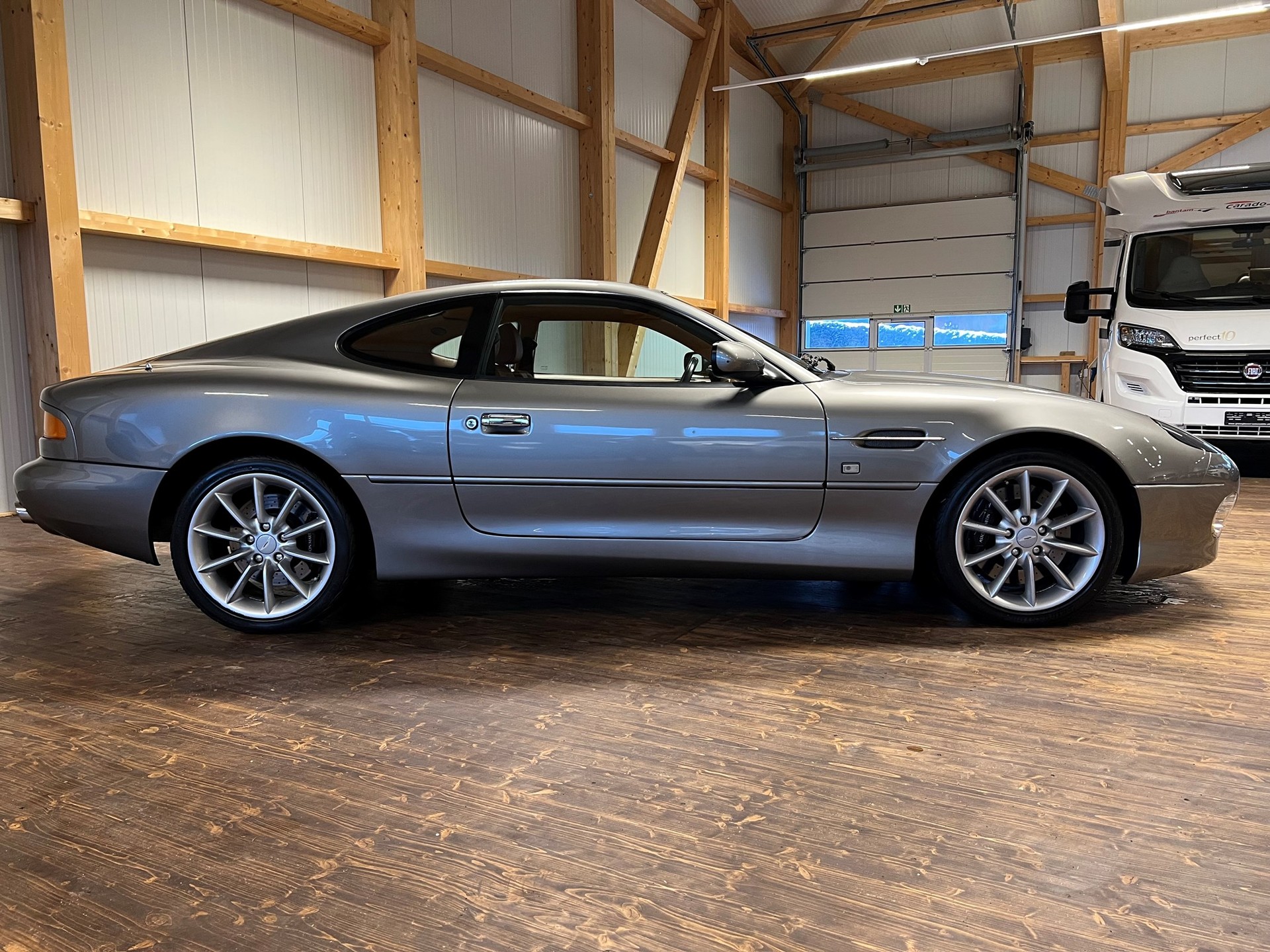 ASTON MARTIN DB7 Vantage-showroom-element-3