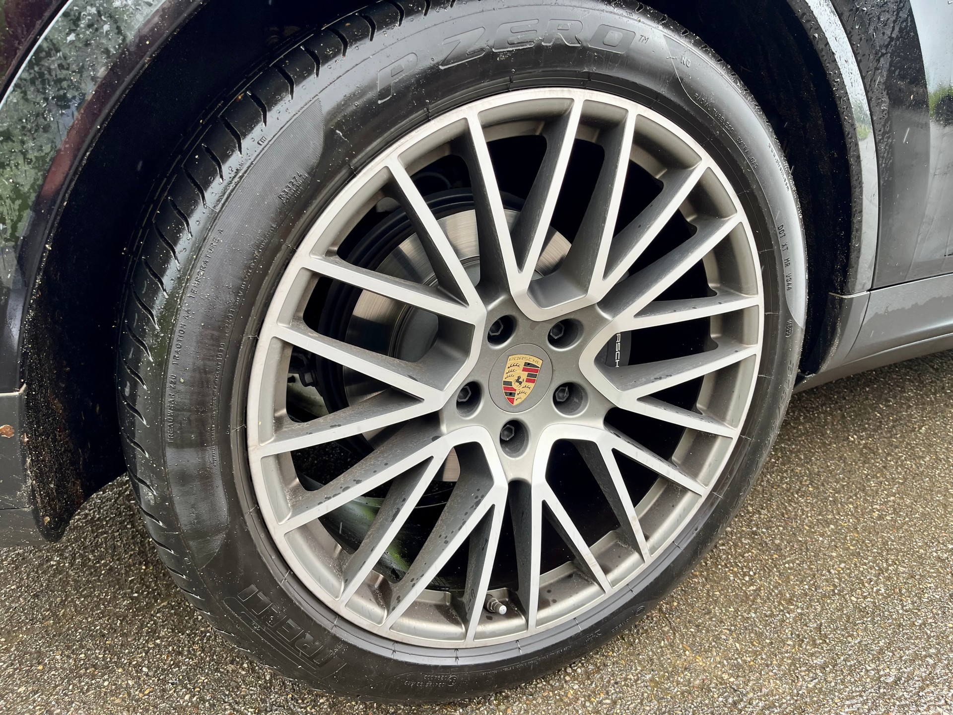 PORSCHE Cayenne Coupé Platinum Edition-image-8