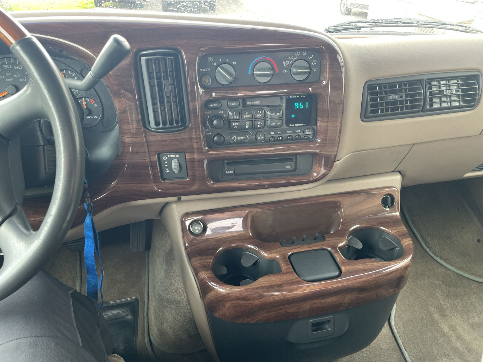 CHEVROLET RV G 2500-image-12