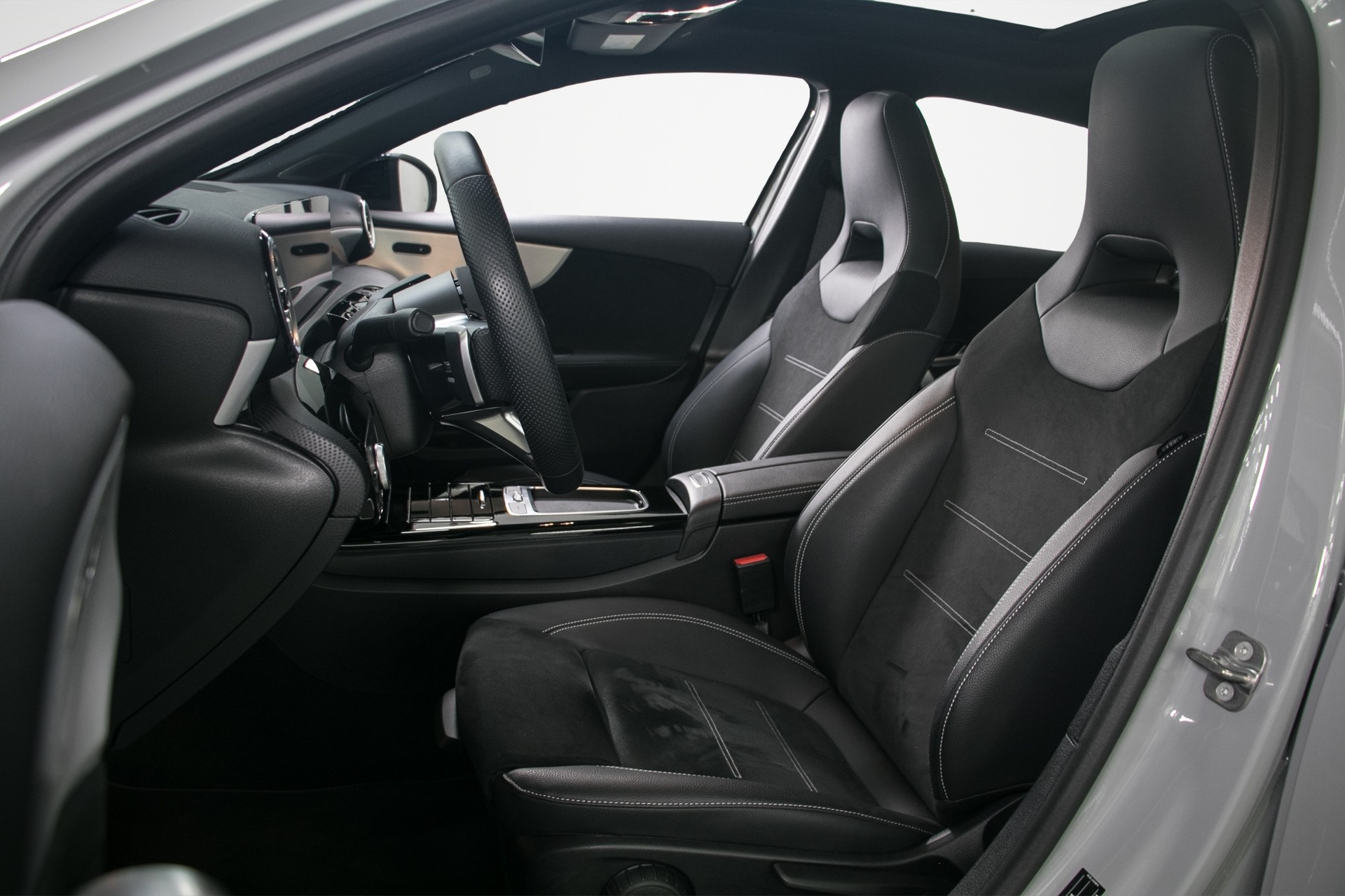 MERCEDES-BENZ A 250 4Matic AMG-Line 8G-DCT-image-11