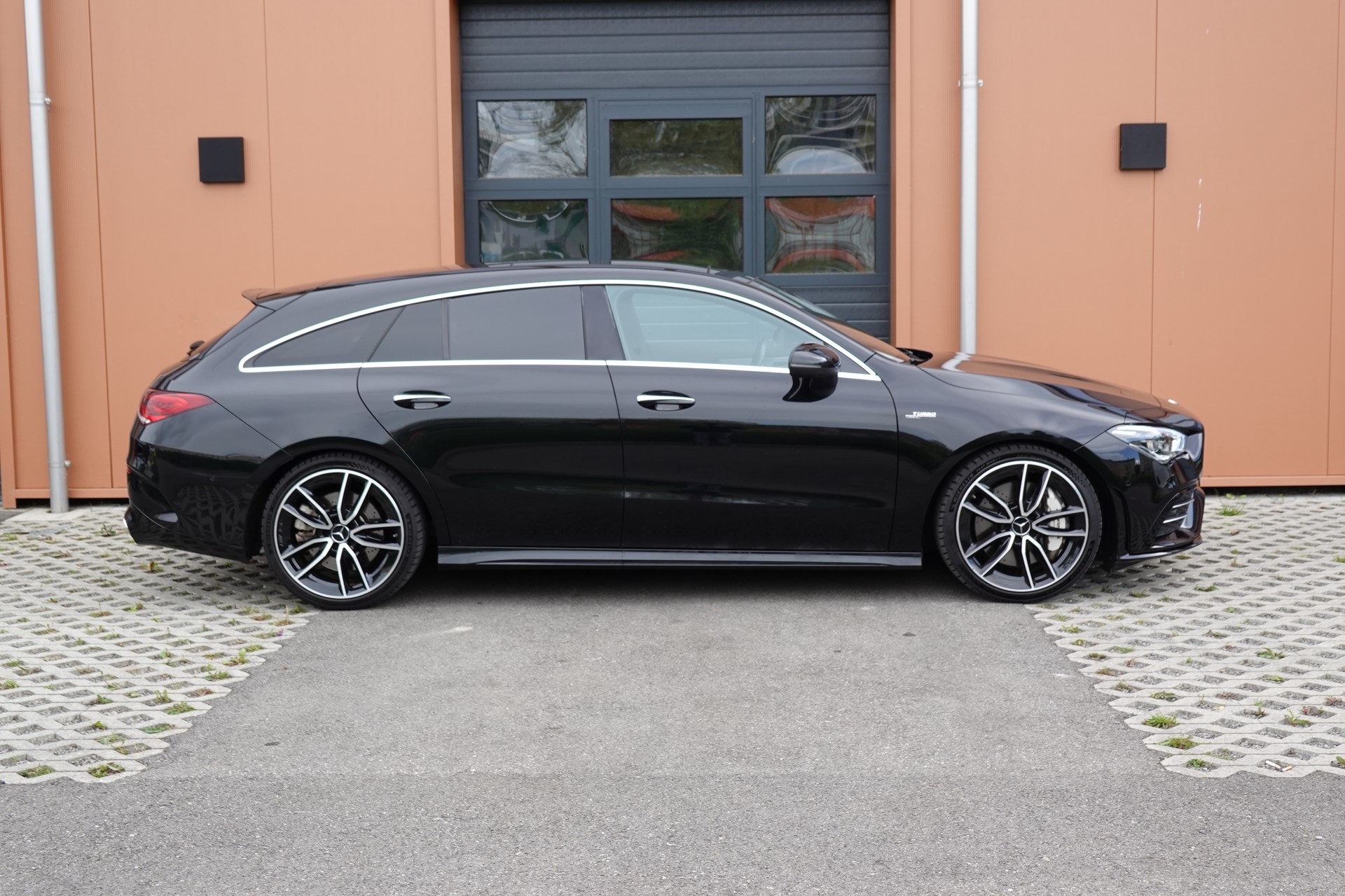 MERCEDES-BENZ CLA Shooting Brake 35 AMG 4Matic -" Sièges AMG * Toit Ouvrant * Sièges Electriques+Chauffant * GPS * Lumière Ambiance "-showroom-element-3