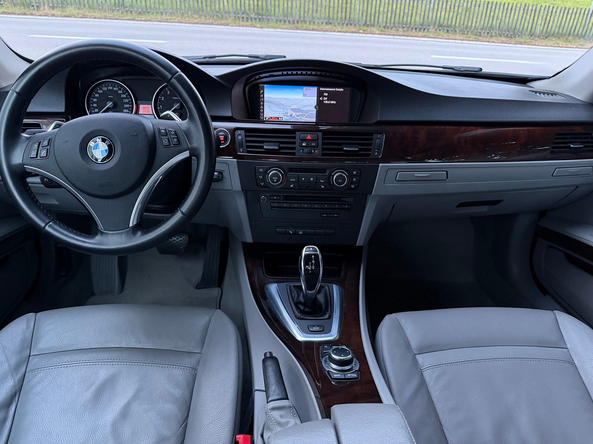 BMW 335i Coupé DSG / CH-Fahrzeug / Service gepflegt bei BMW / 8 Fach Bereift / Leder / Navi / Xenon / Tempomat-image-10