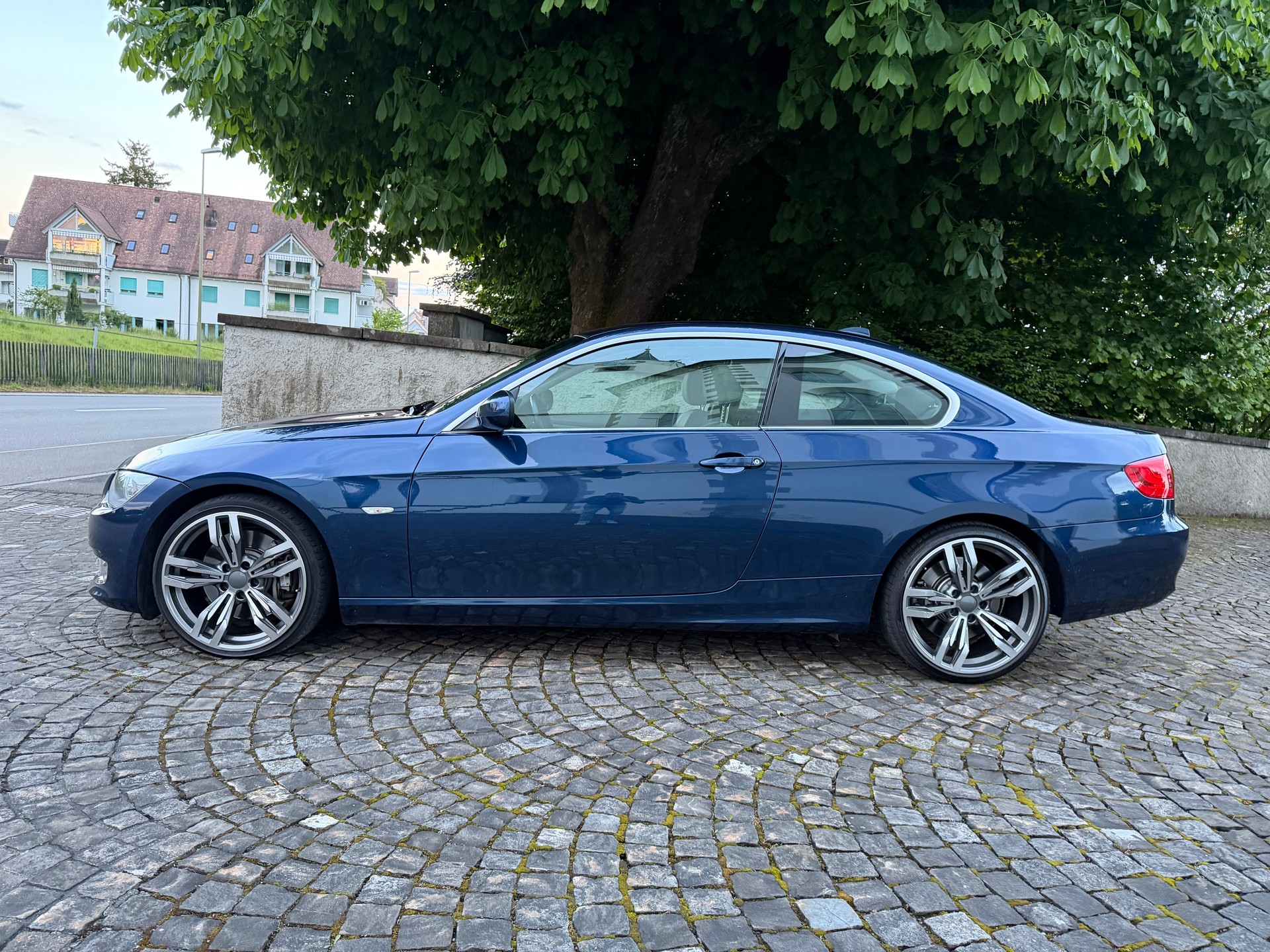 BMW 335i Coupé DSG / CH-Fahrzeug / Service gepflegt bei BMW / 8 Fach Bereift / Leder / Navi / Xenon / Tempomat-image-7