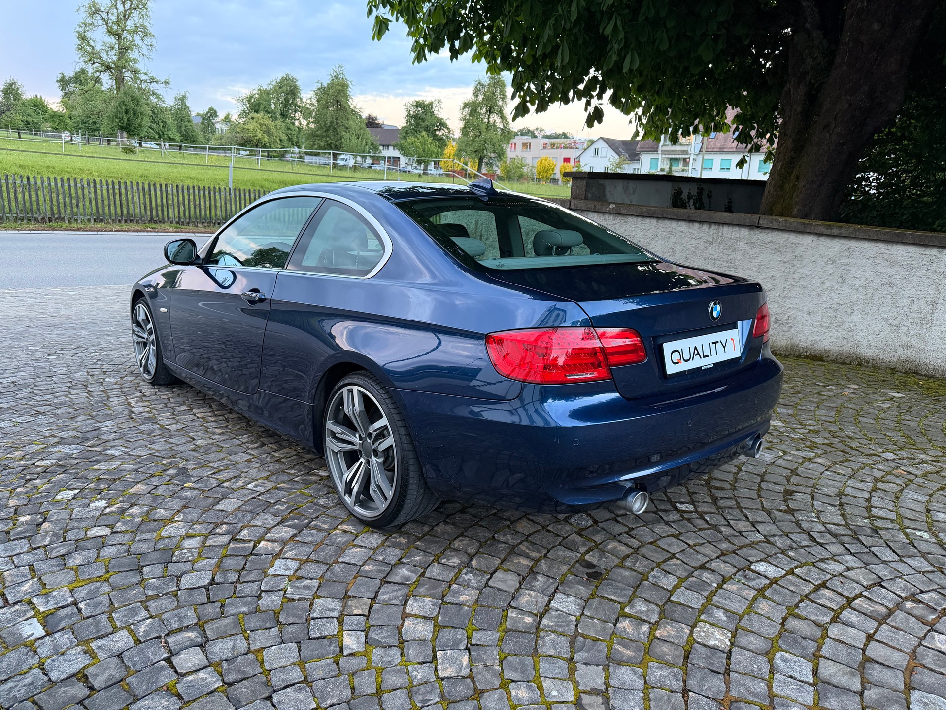 BMW 335i Coupé DSG / CH-Fahrzeug / Service gepflegt bei BMW / 8 Fach Bereift / Leder / Navi / Xenon / Tempomat-image-6