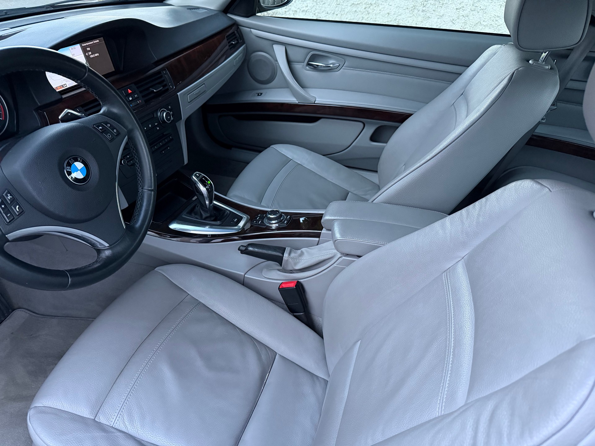BMW 335i Coupé DSG / CH-Fahrzeug / Service gepflegt bei BMW / 8 Fach Bereift / Leder / Navi / Xenon / Tempomat-image-8