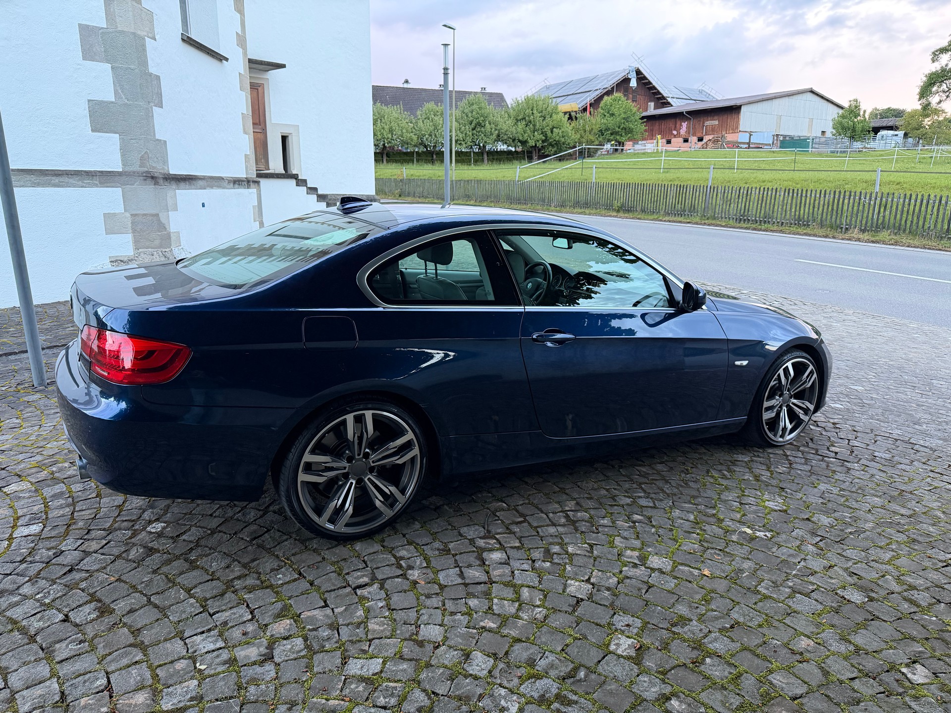 BMW 335i Coupé DSG / CH-Fahrzeug / Service gepflegt bei BMW / 8 Fach Bereift / Leder / Navi / Xenon / Tempomat-image-3