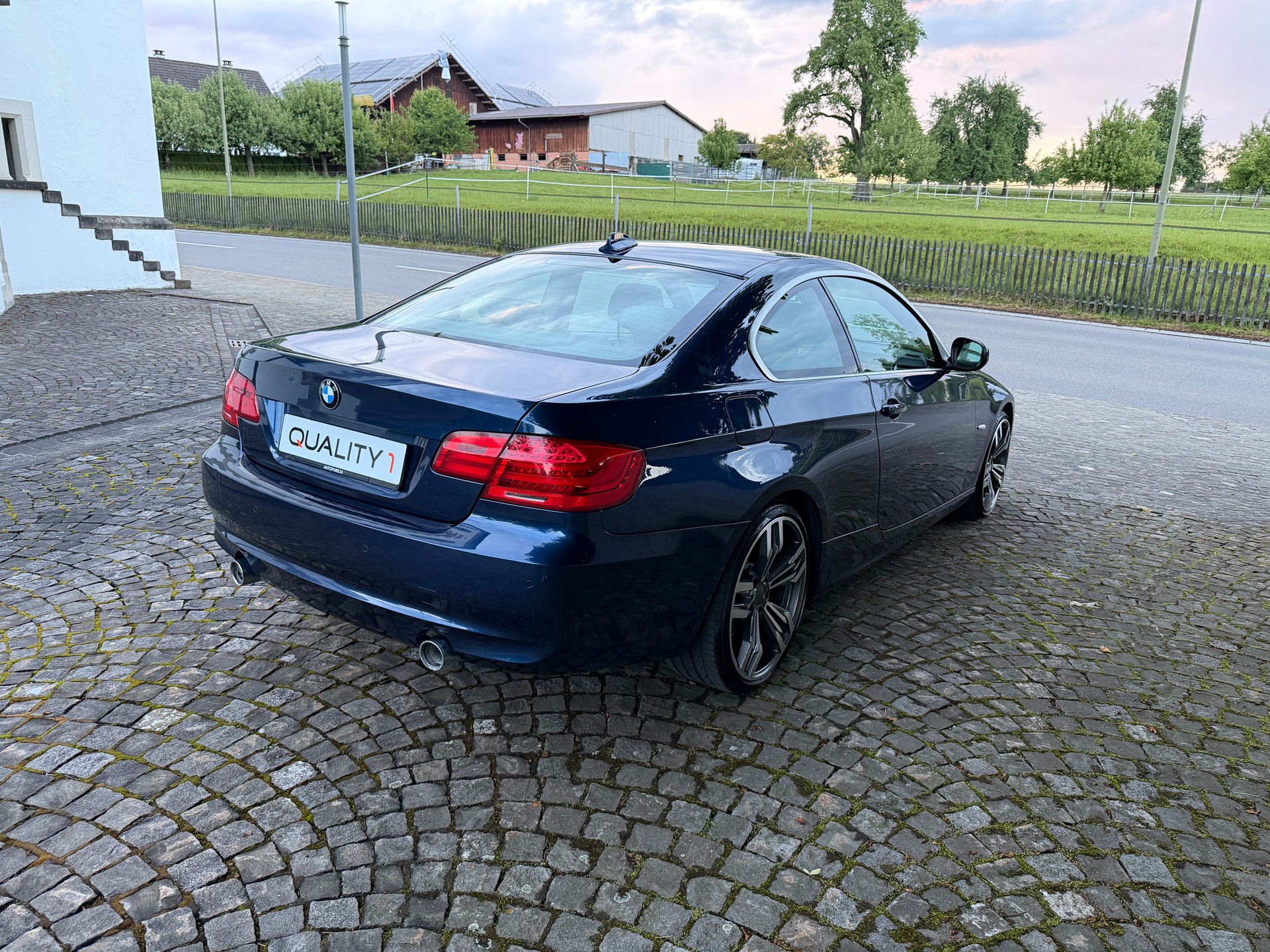 BMW 335i Coupé DSG / CH-Fahrzeug / Service gepflegt bei BMW / 8 Fach Bereift / Leder / Navi / Xenon / Tempomat-image-4